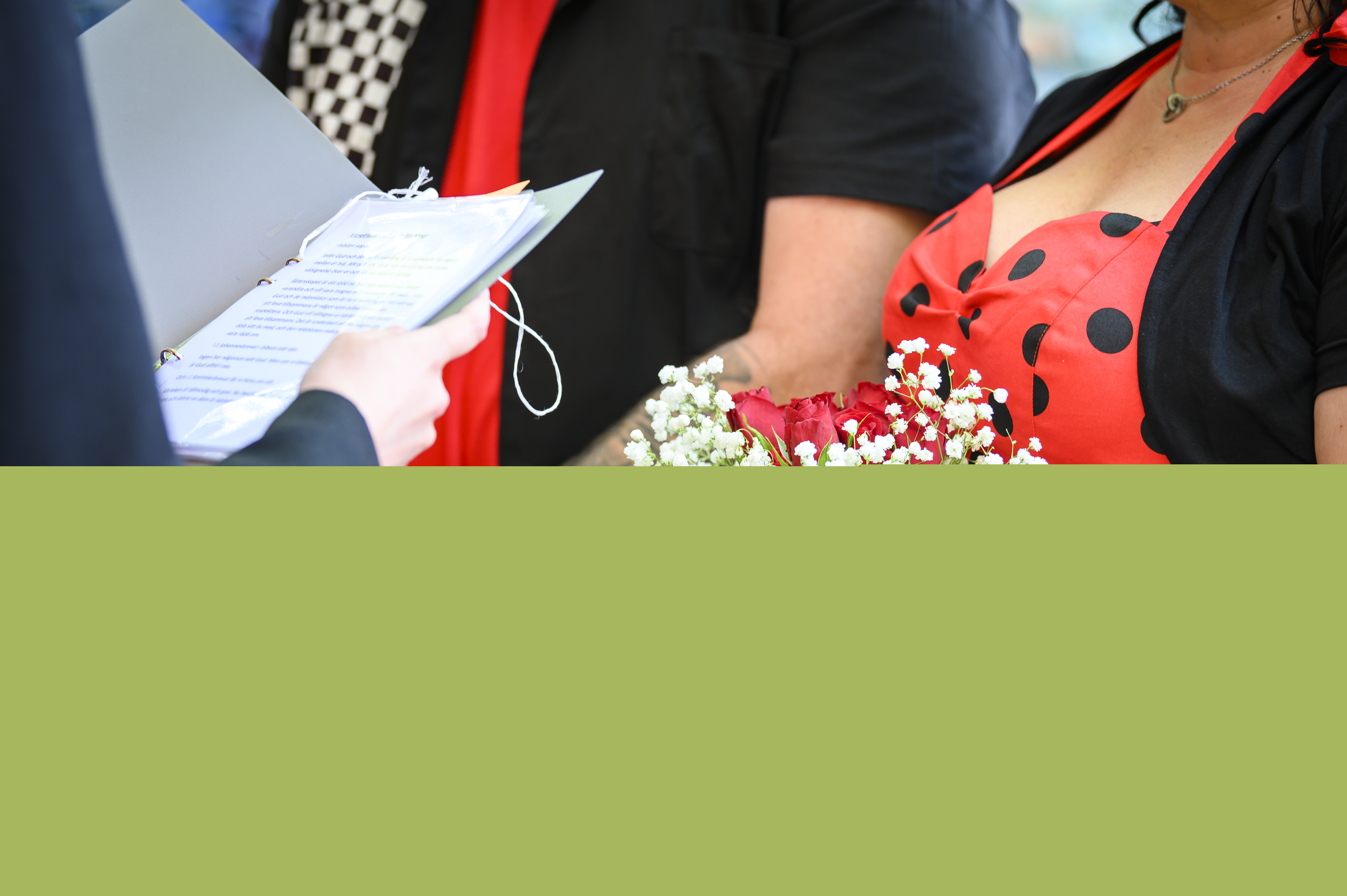 Ett par i rödsvarta kläder gifter sig.