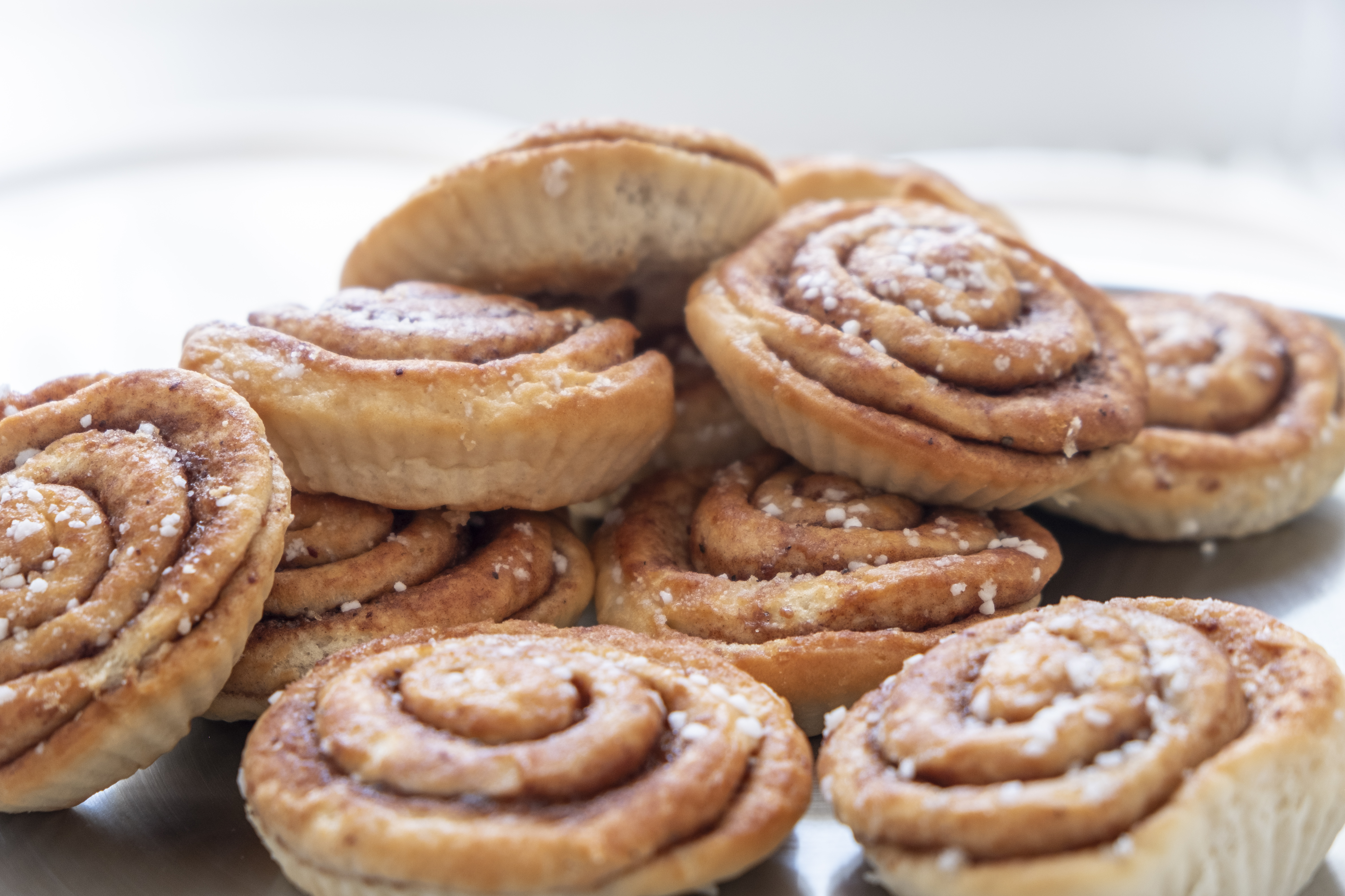 En hög kanelbullar.