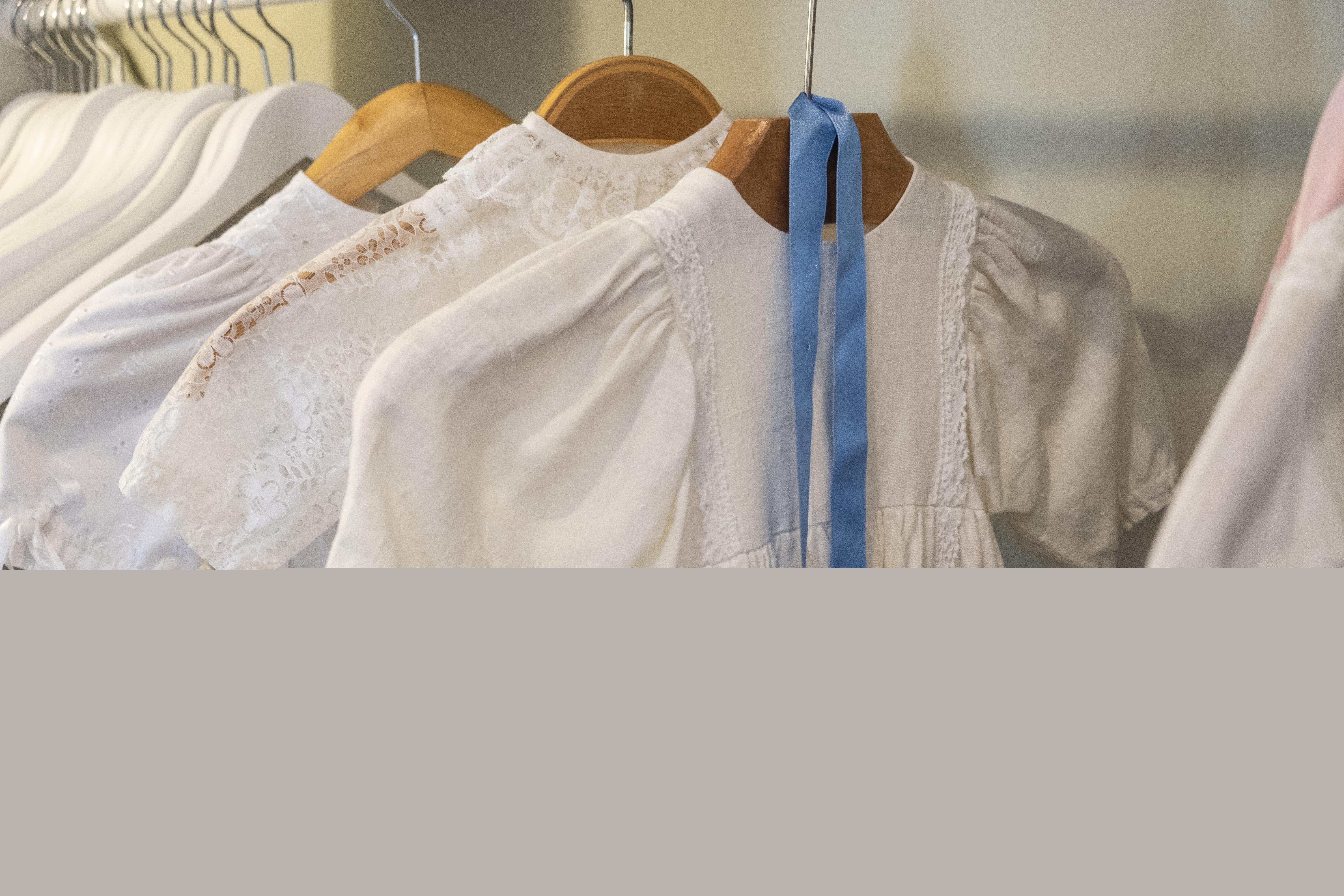 Dopklänningar som hänger på galgar.