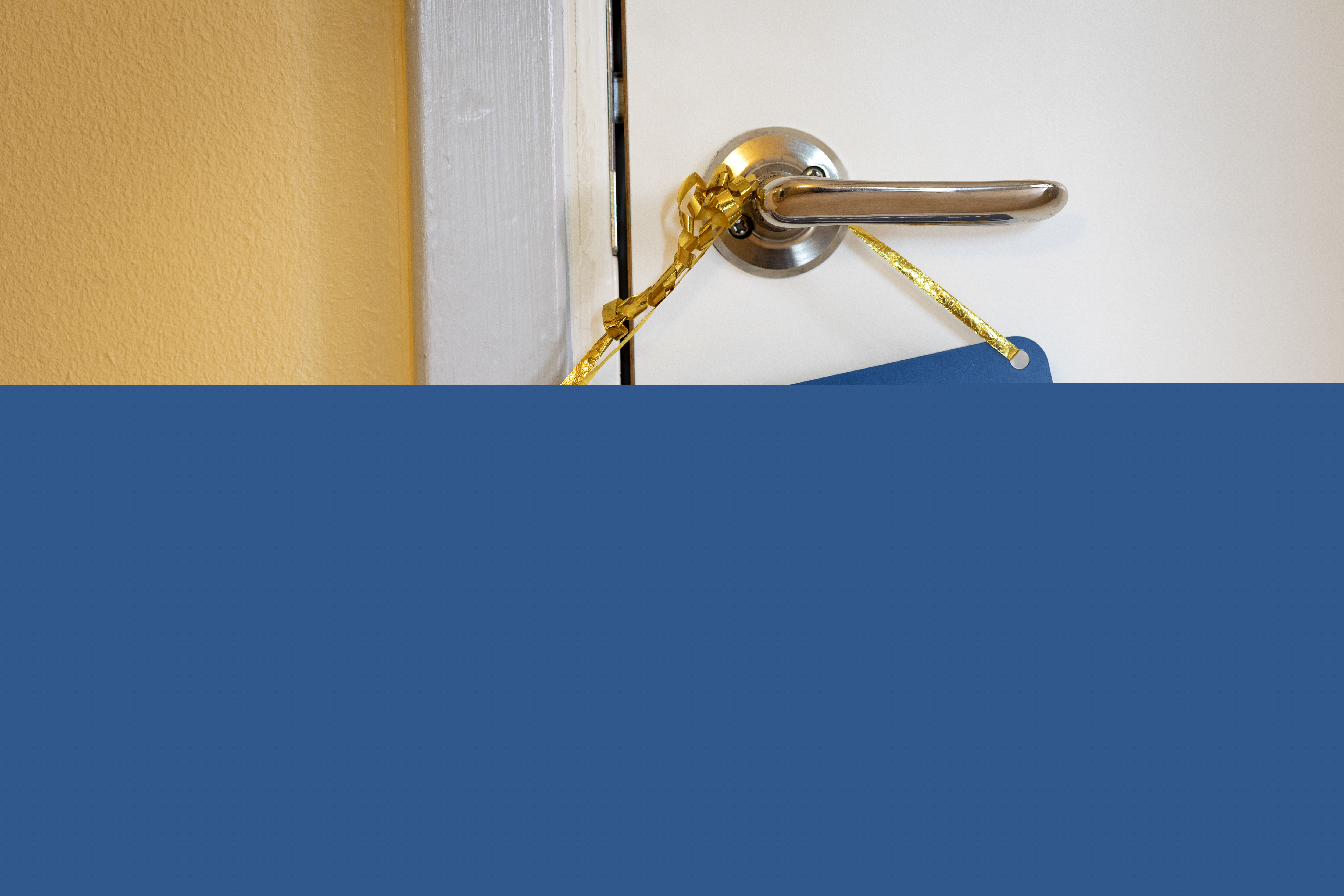 På ett handtag hänger en skylt med texten Samtal pågår.