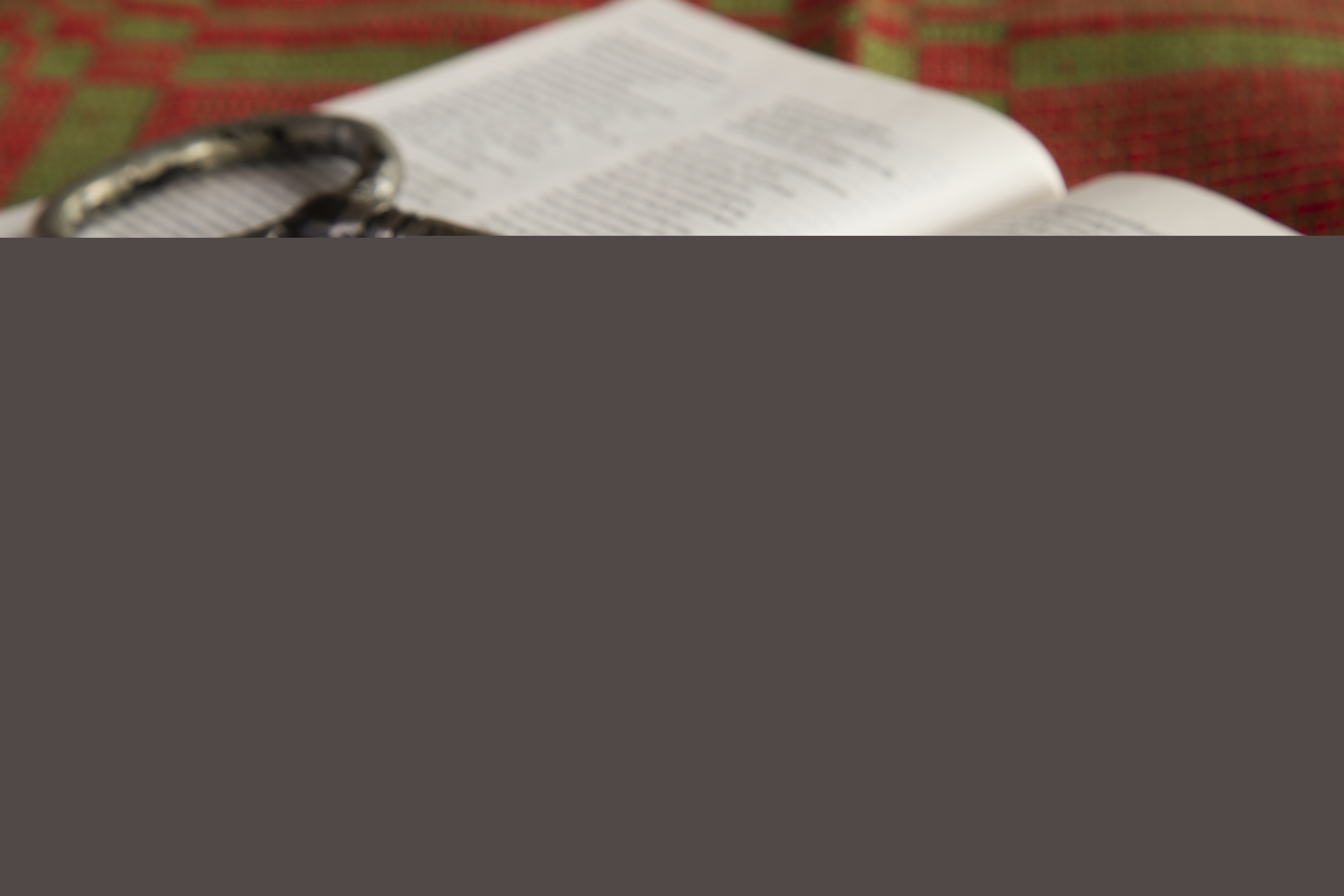 En gammal nyckel ligger på en uppslagen bibel.