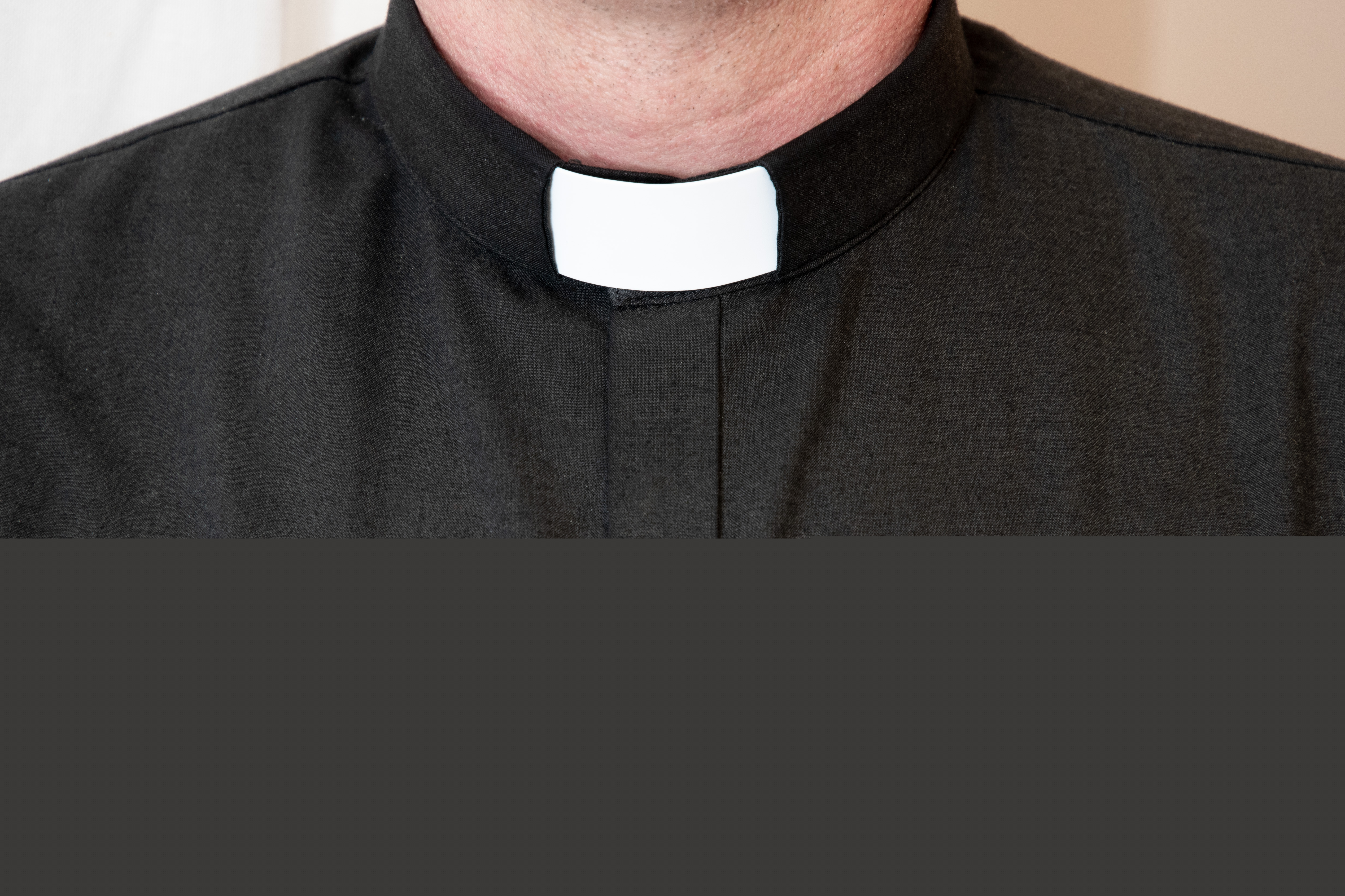 En svart prästskjorta.