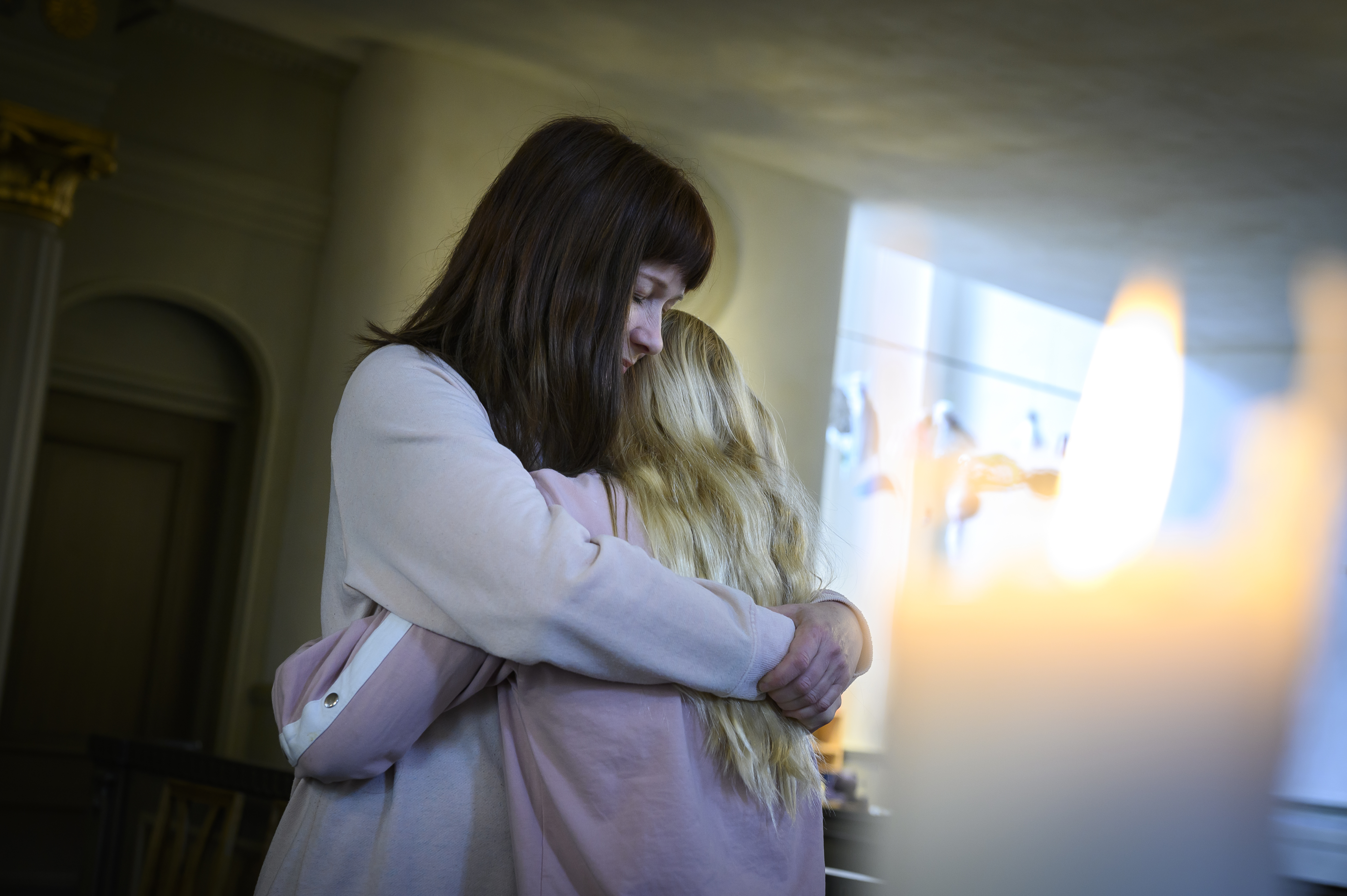 Två kvinnor kramar om varandra.