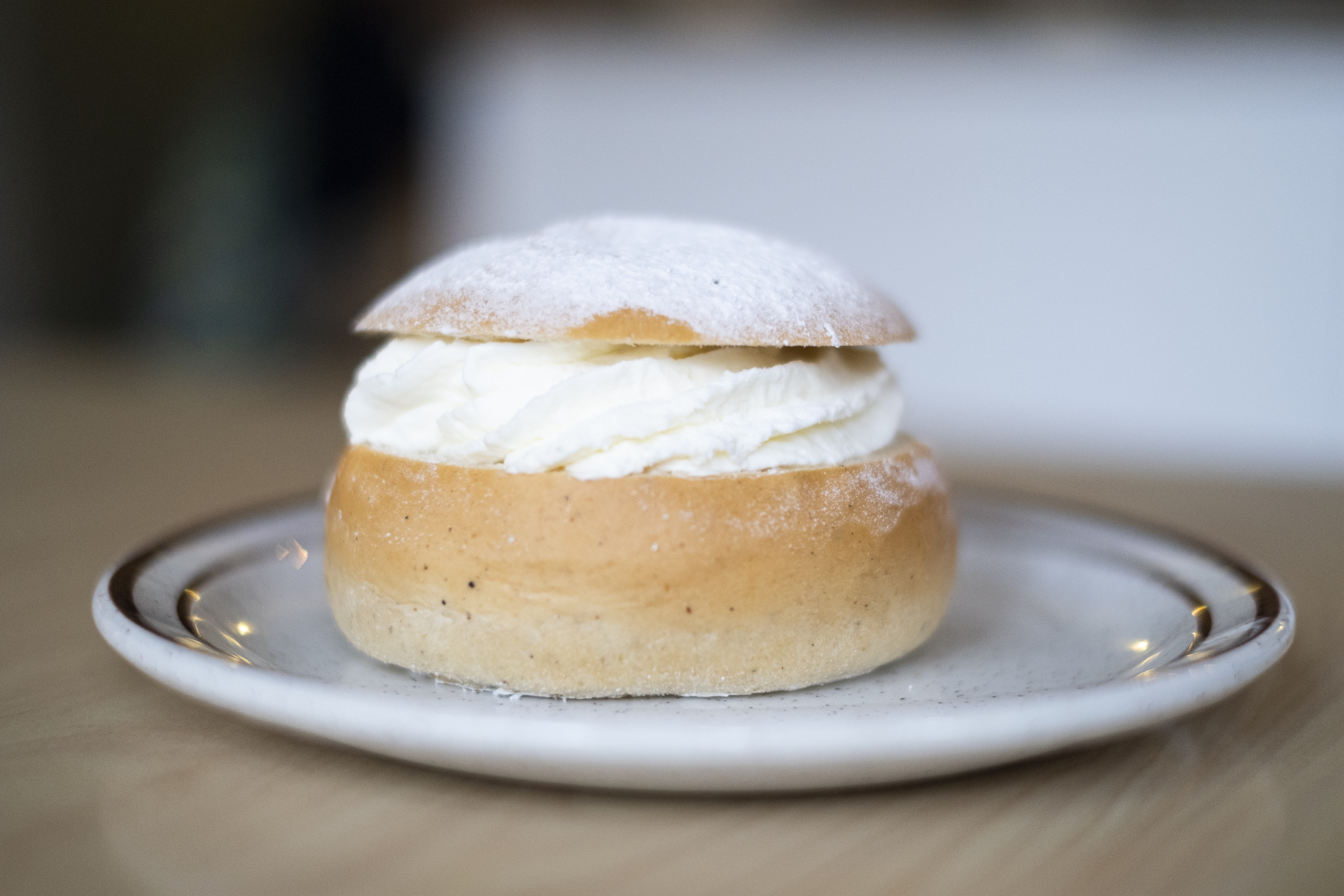 En semla på en assiett.