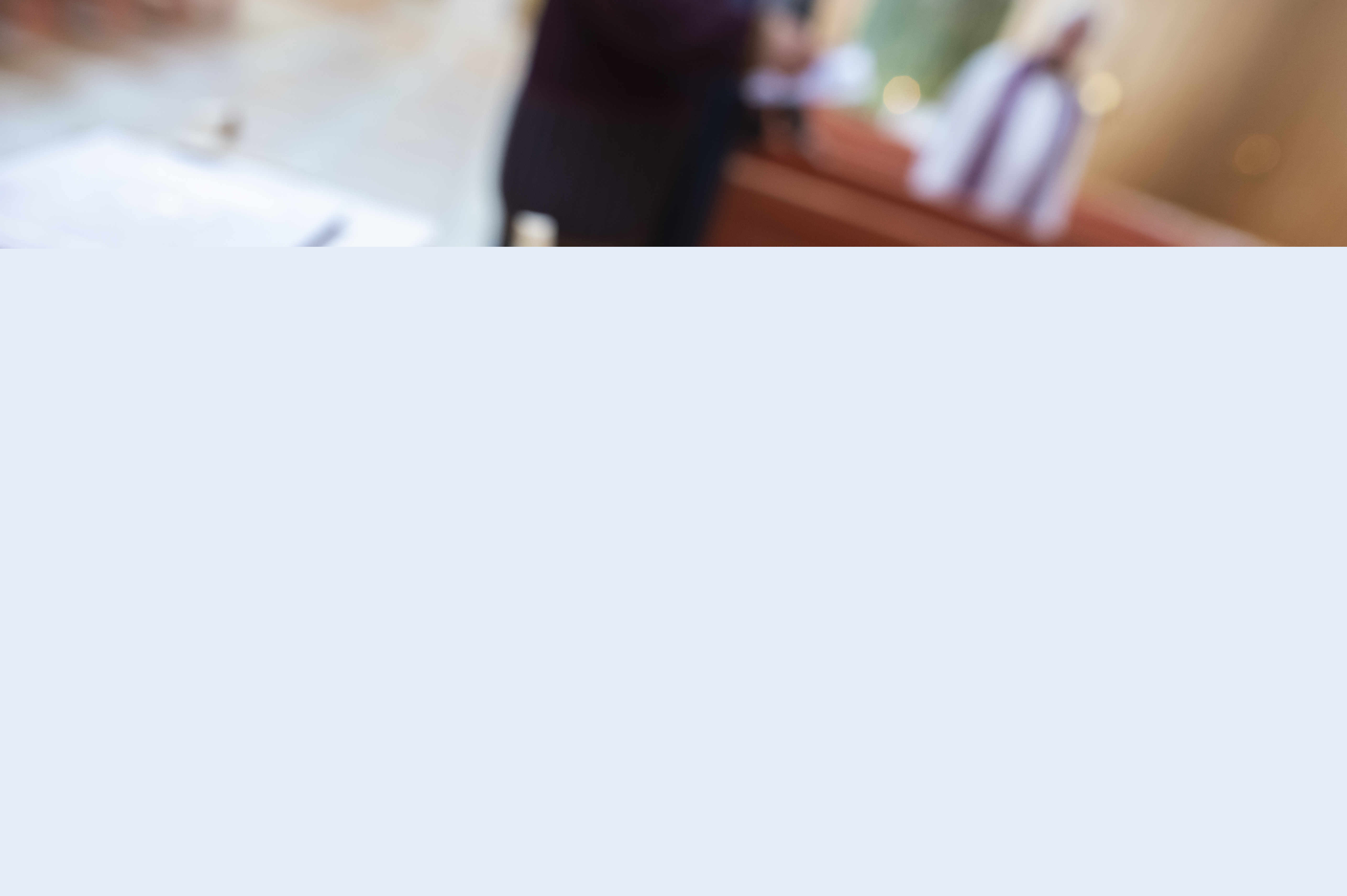 En handräknare ligger på en hög av psalmböcker.