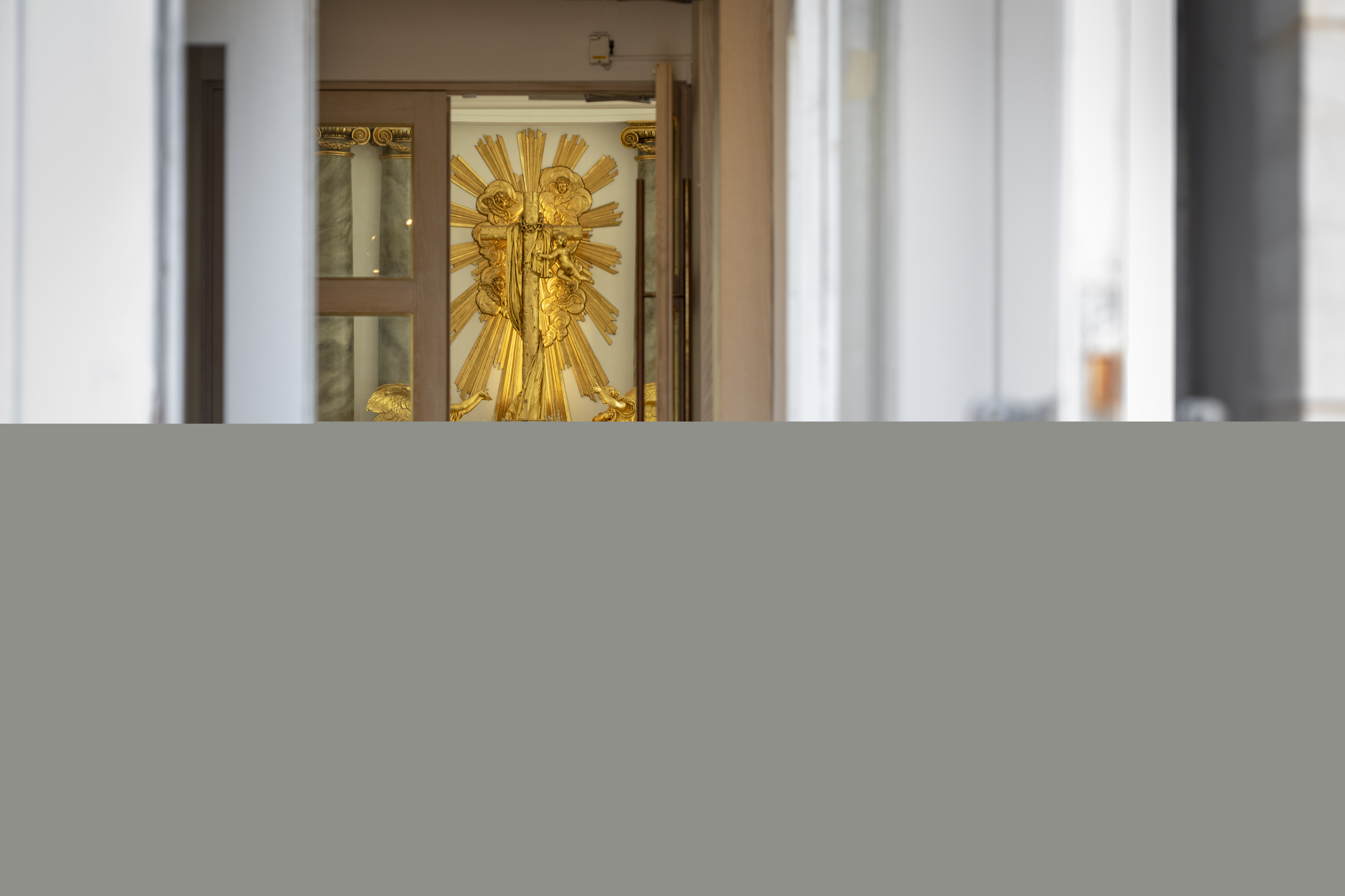 Portarna står öppna till Domkyrkan i Göteborg.