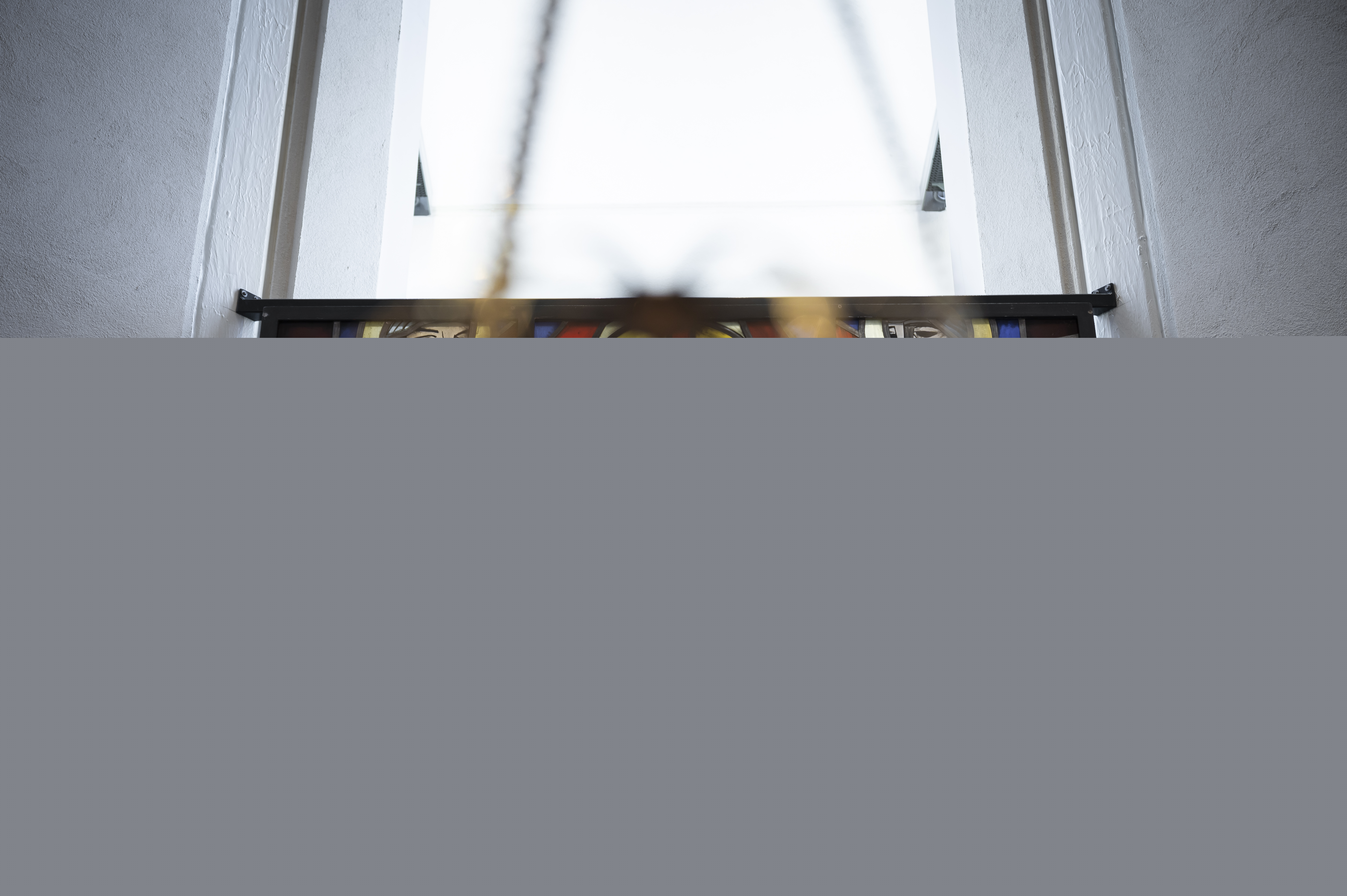 En kyrkfönster som föreställer Jesus och lärljungarna.