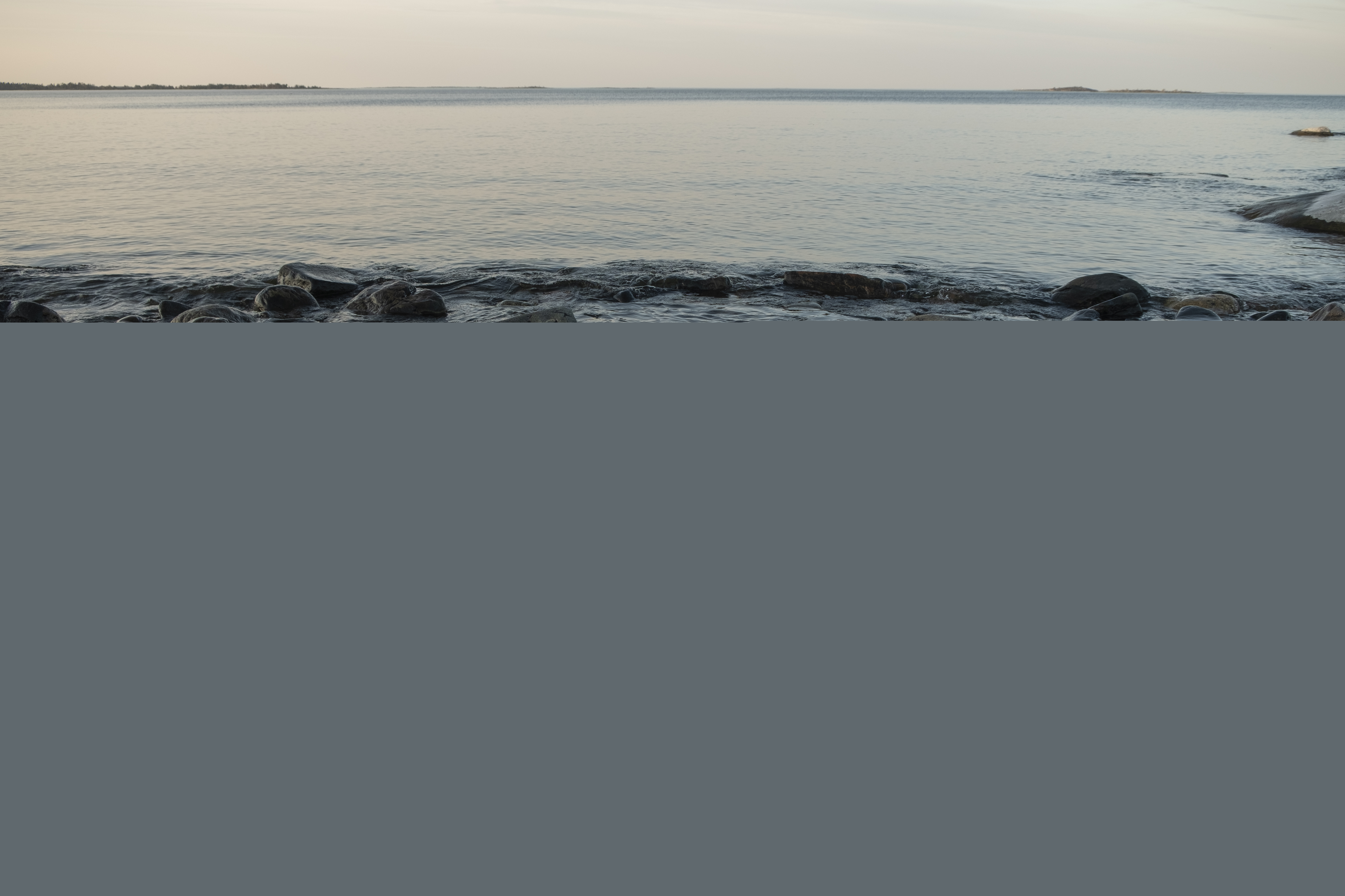 Stenar vid vattenbrynet i skärgården.