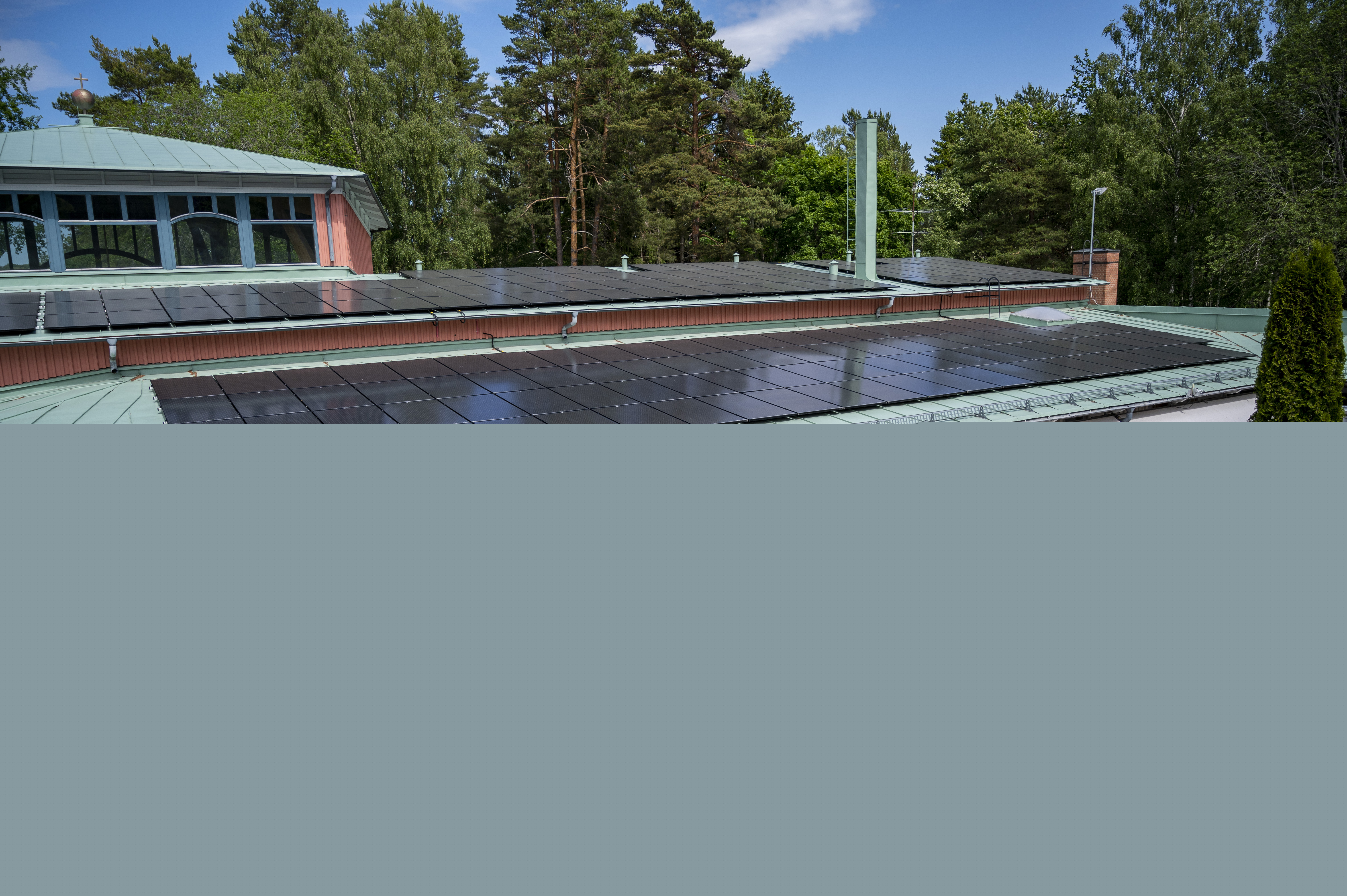 Magdalena kyrkan i Bålsta med solpaneler på taket.