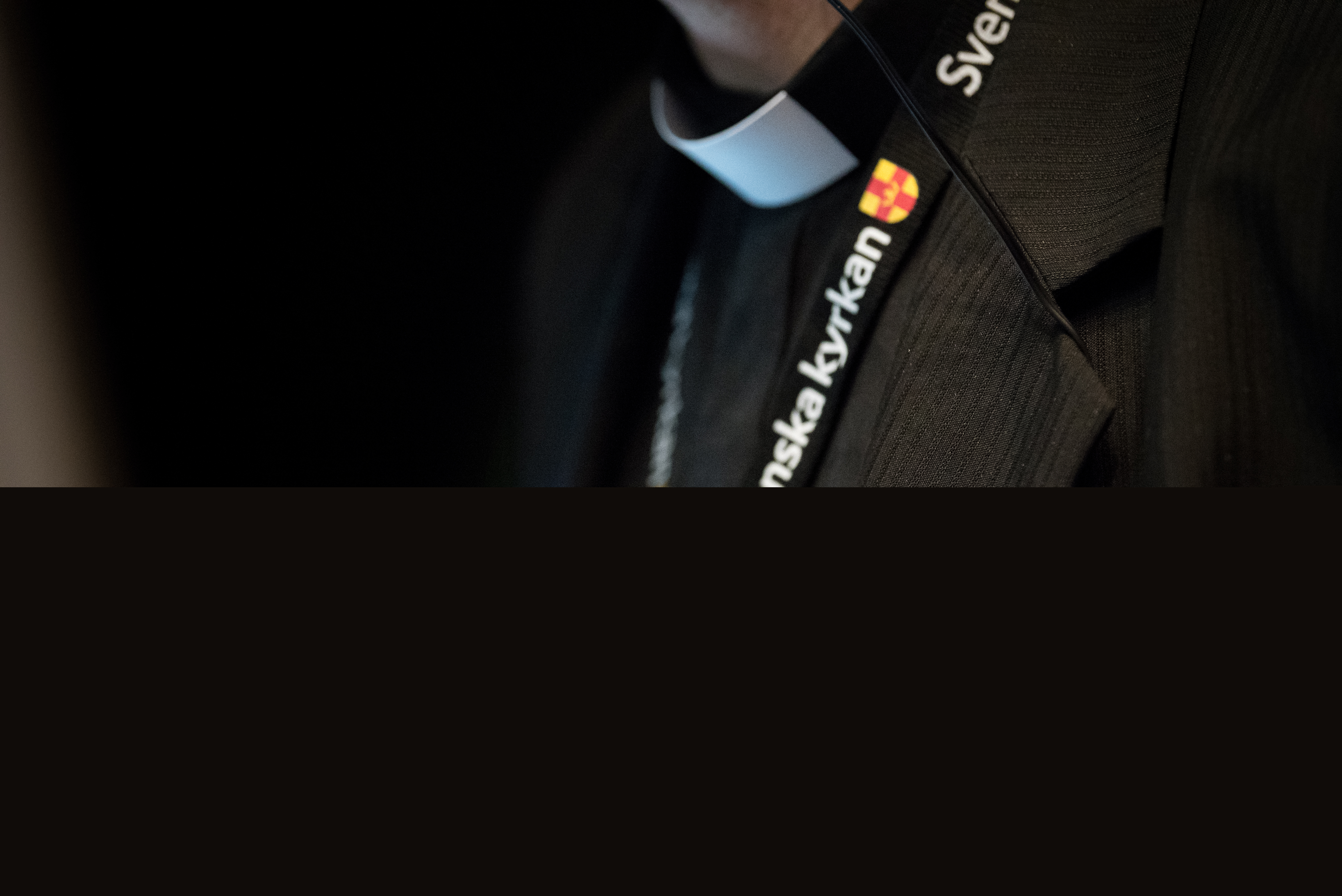 En präst med Svenska kyrkans nyckelband runt halsen.
