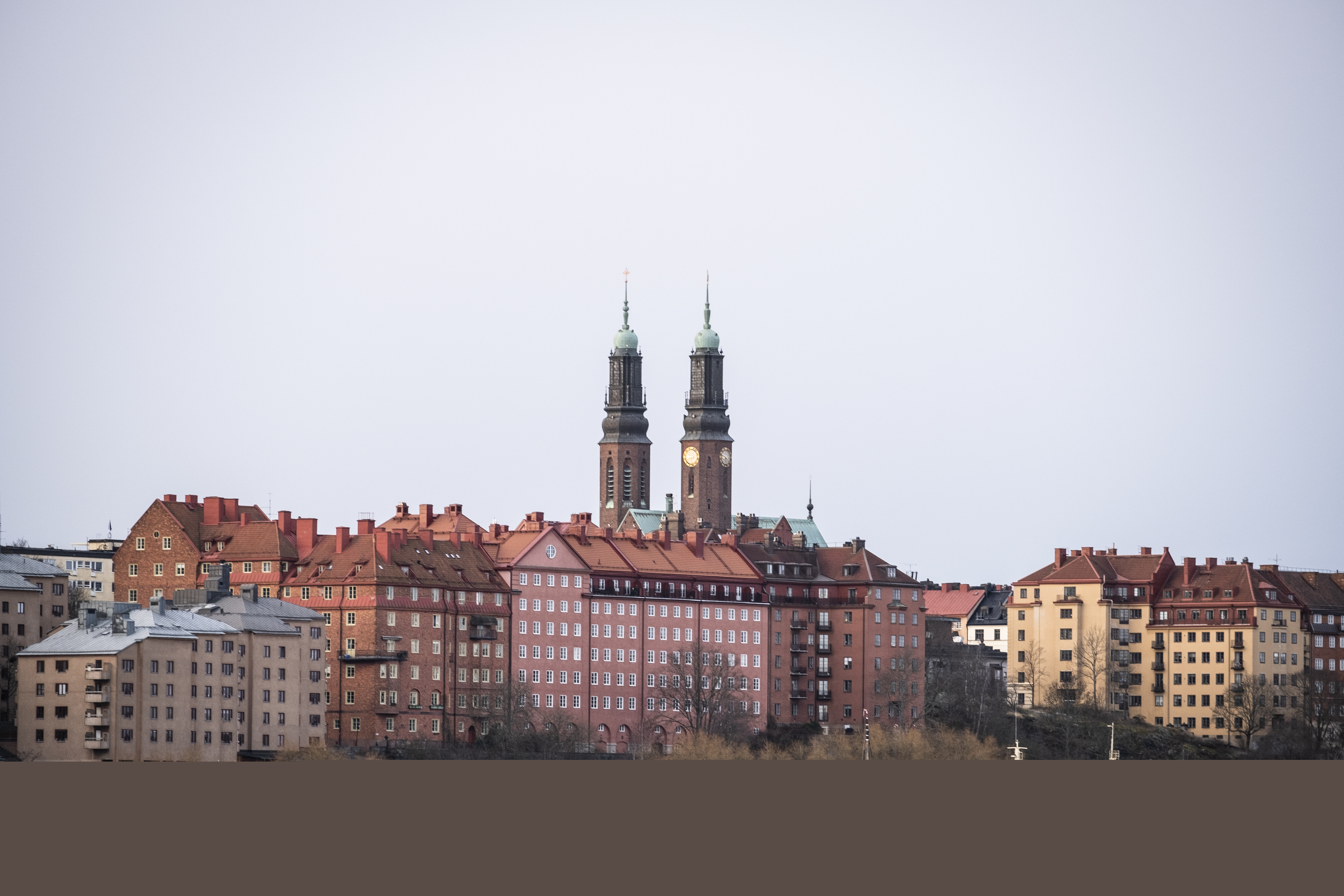 Högalidskyrkan på Södermalm sticker upp bakom några bostadshus.