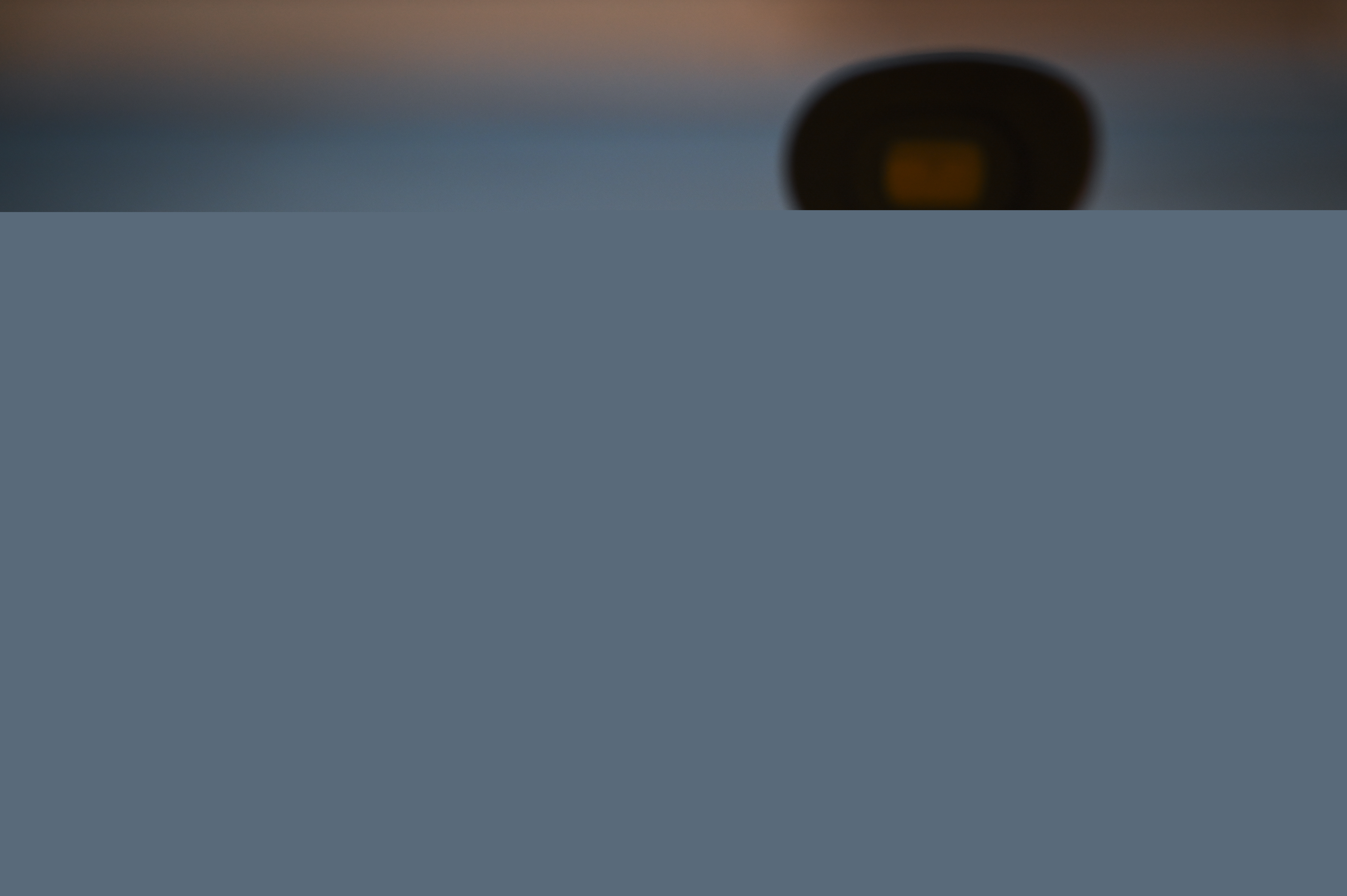 På skärmen till en videokamera syns en panel med fyra personer framför en fond med texten Kyrkomötet.