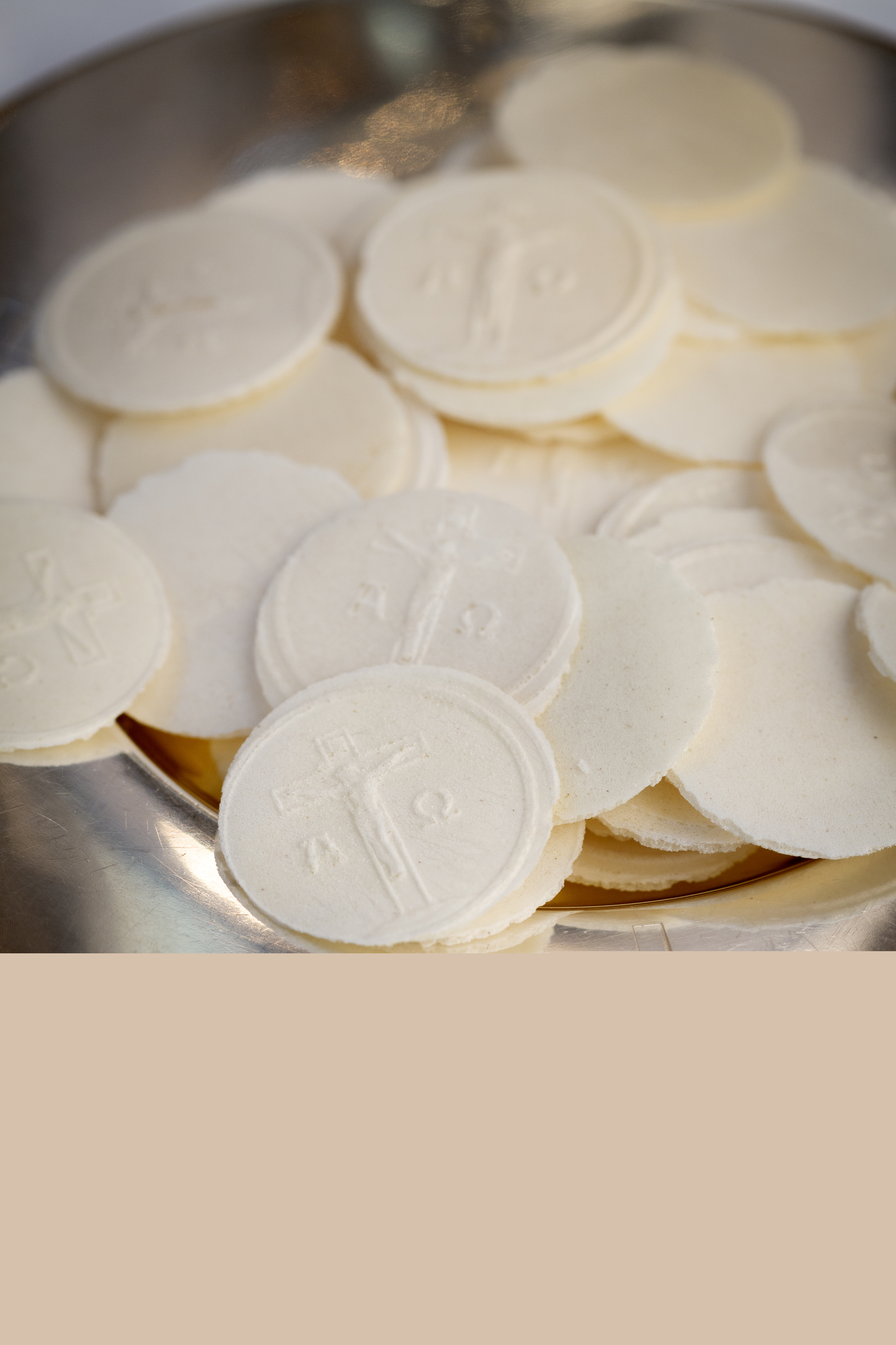 Ett silverfat med oblater.