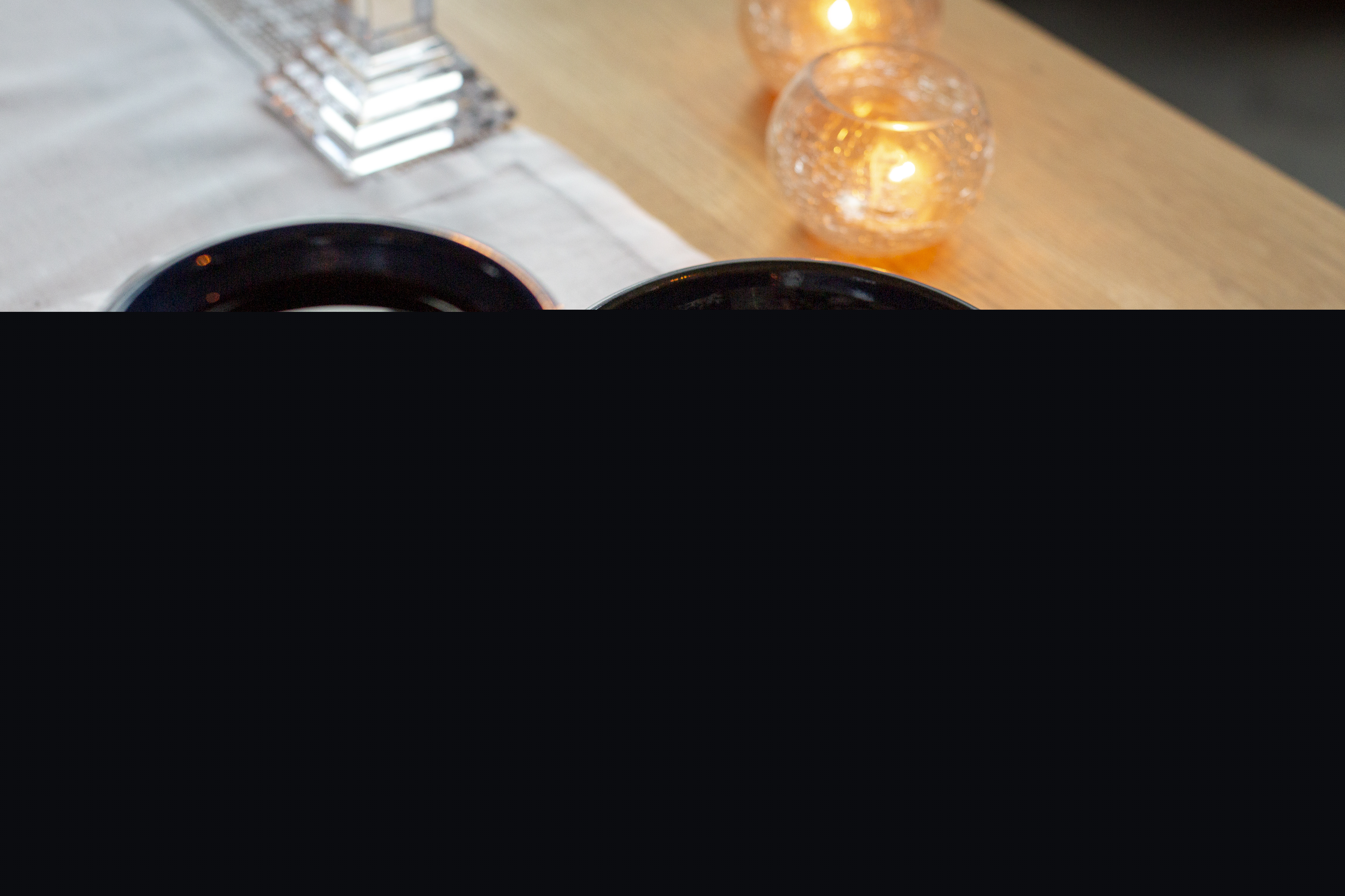 En nattvardskalk med vin och ett fat med oblater står på altaret.