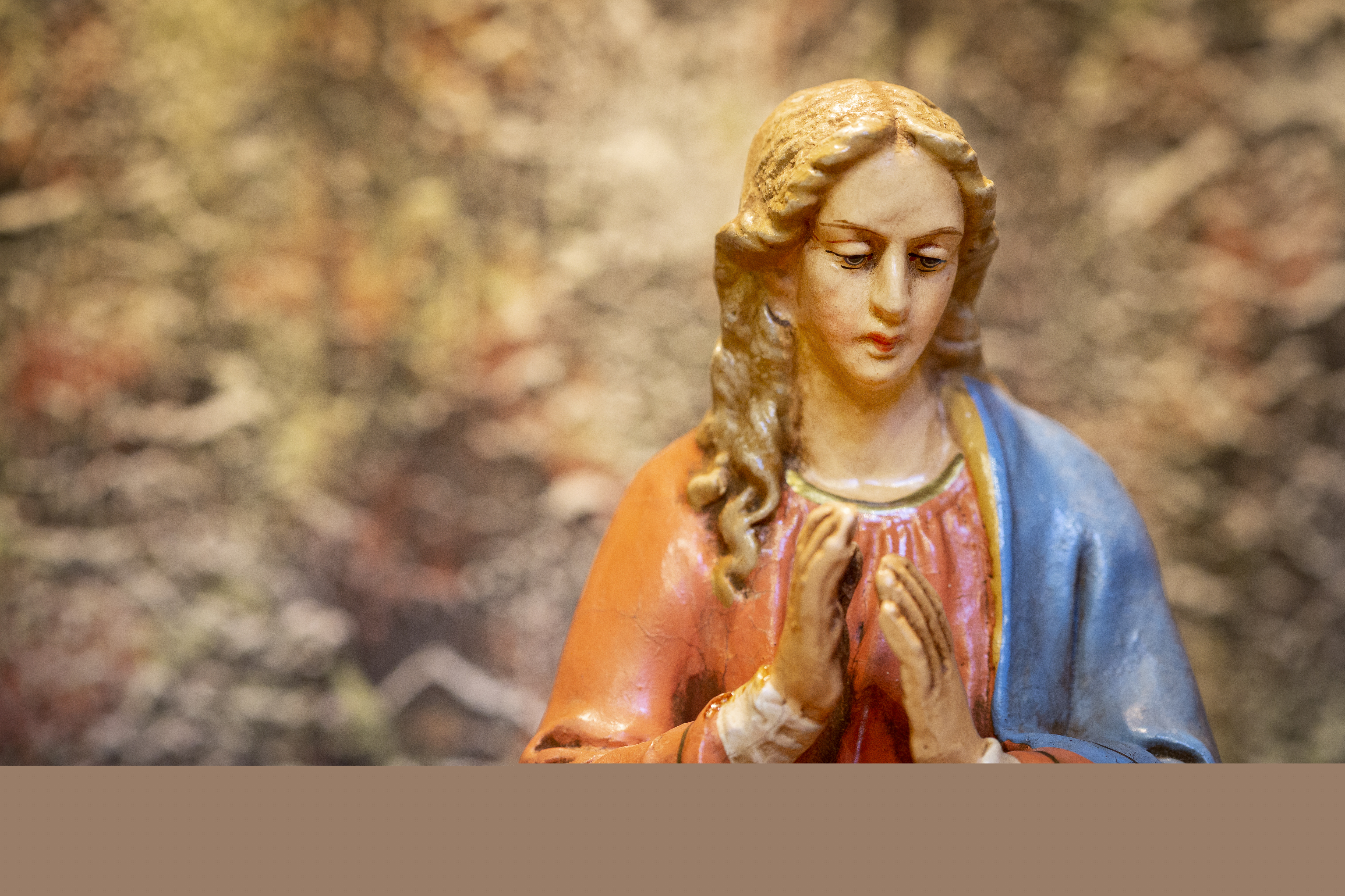 En staty av Jungfru Maria.