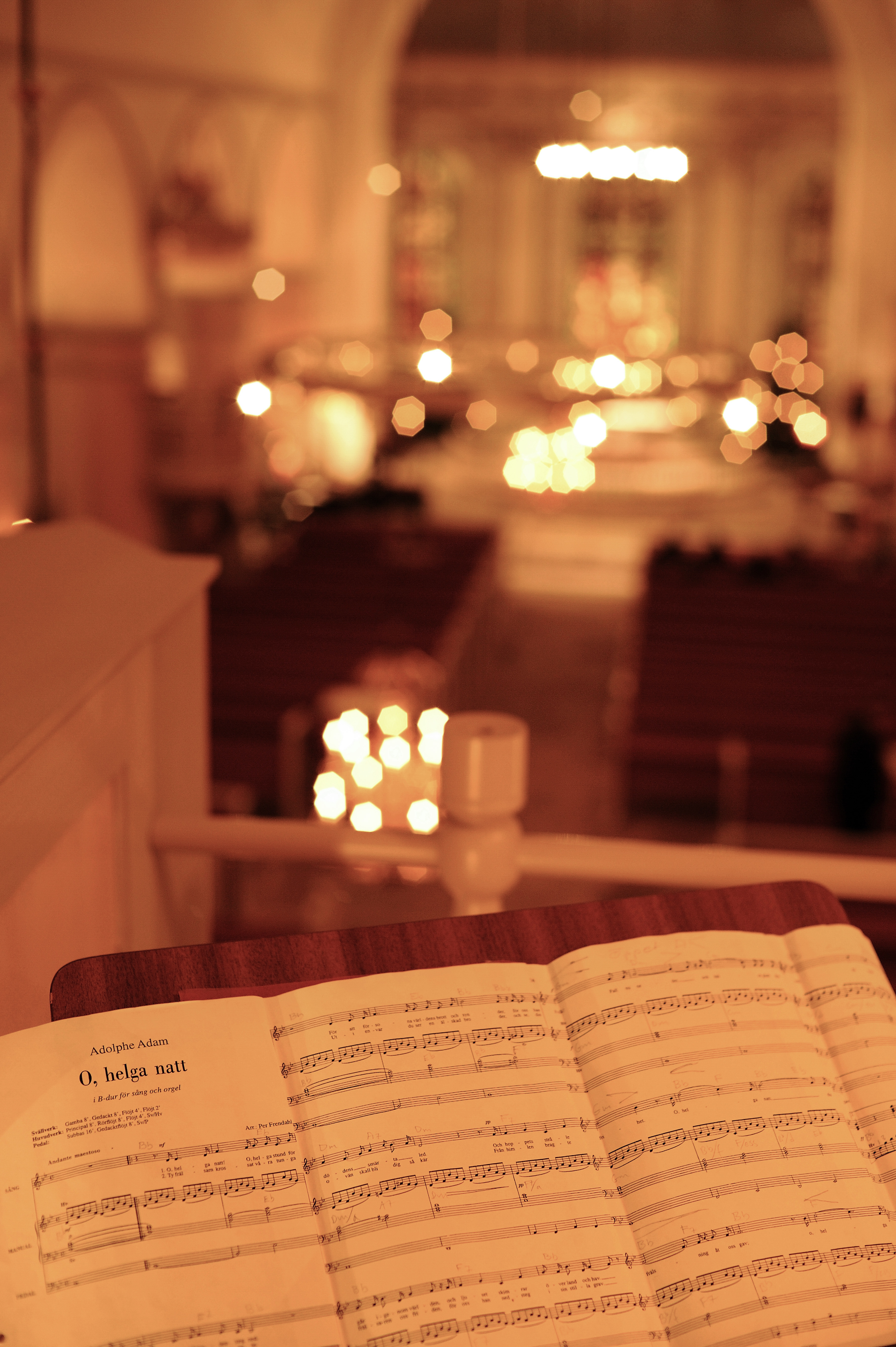 Noterna till O, helga natt står uppställda på ett notställ på orgelläktaren.