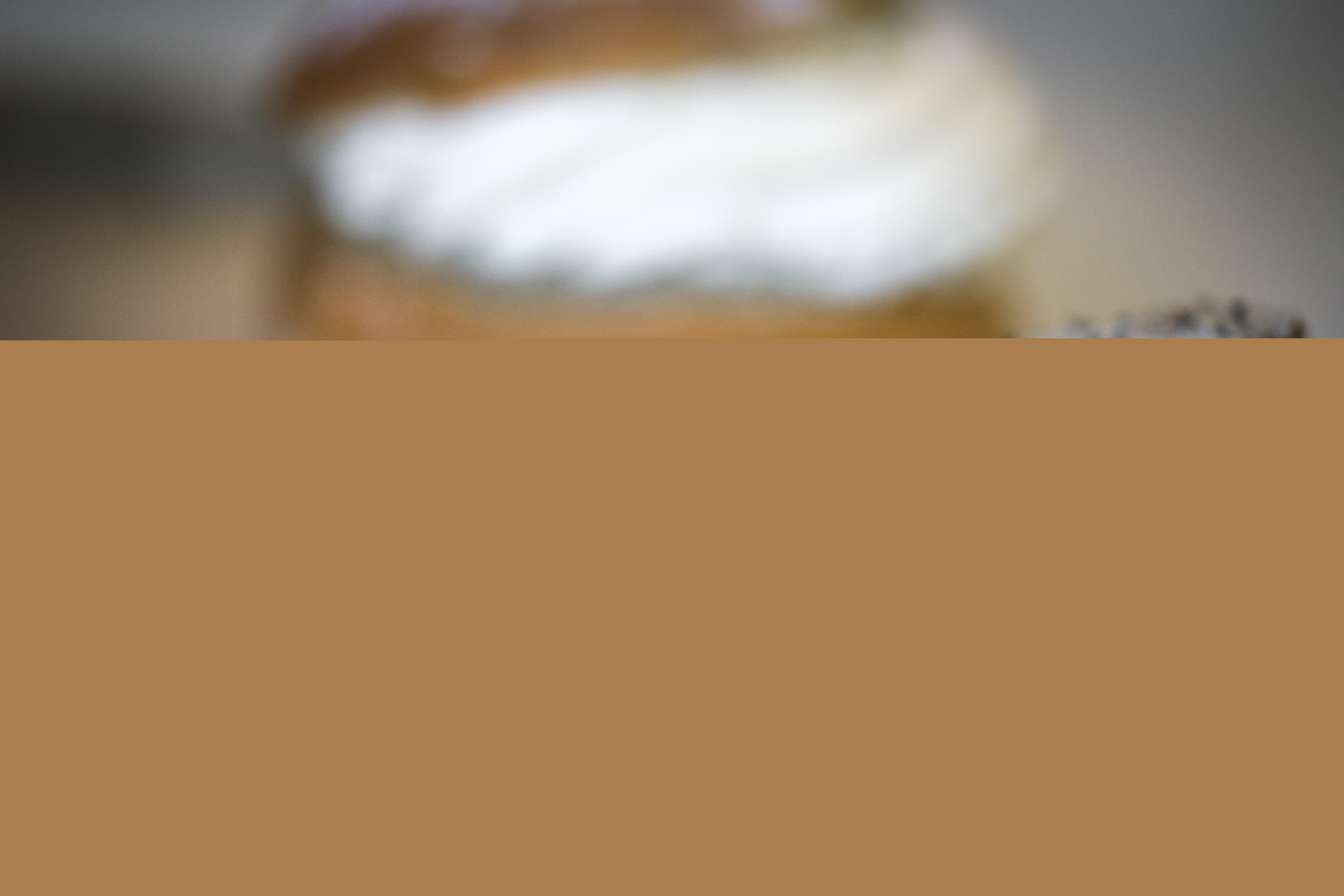 En hög med knäckebröd. I bakgrunden anas en semla.