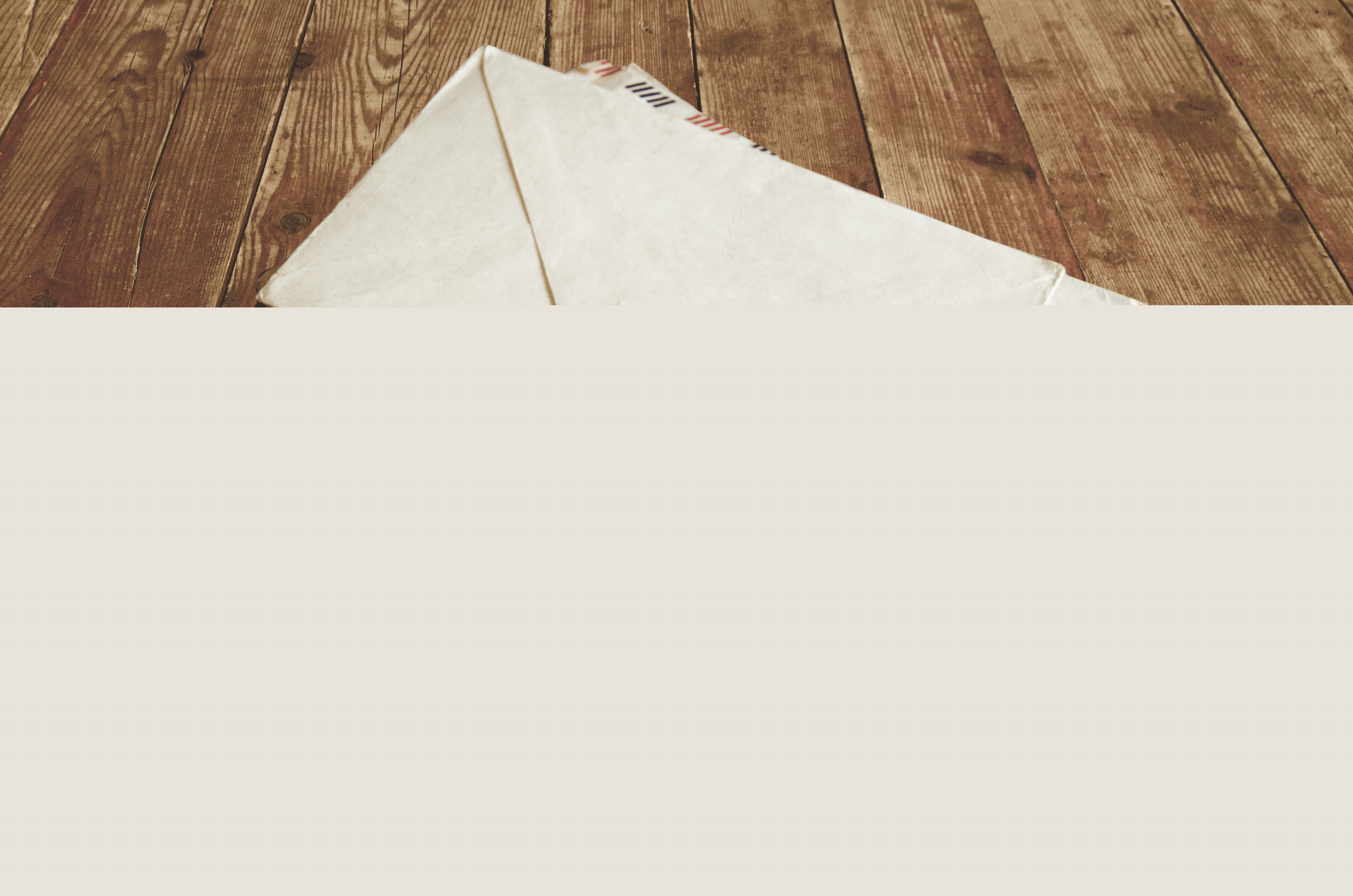 En hög med kuvert på ett bord.