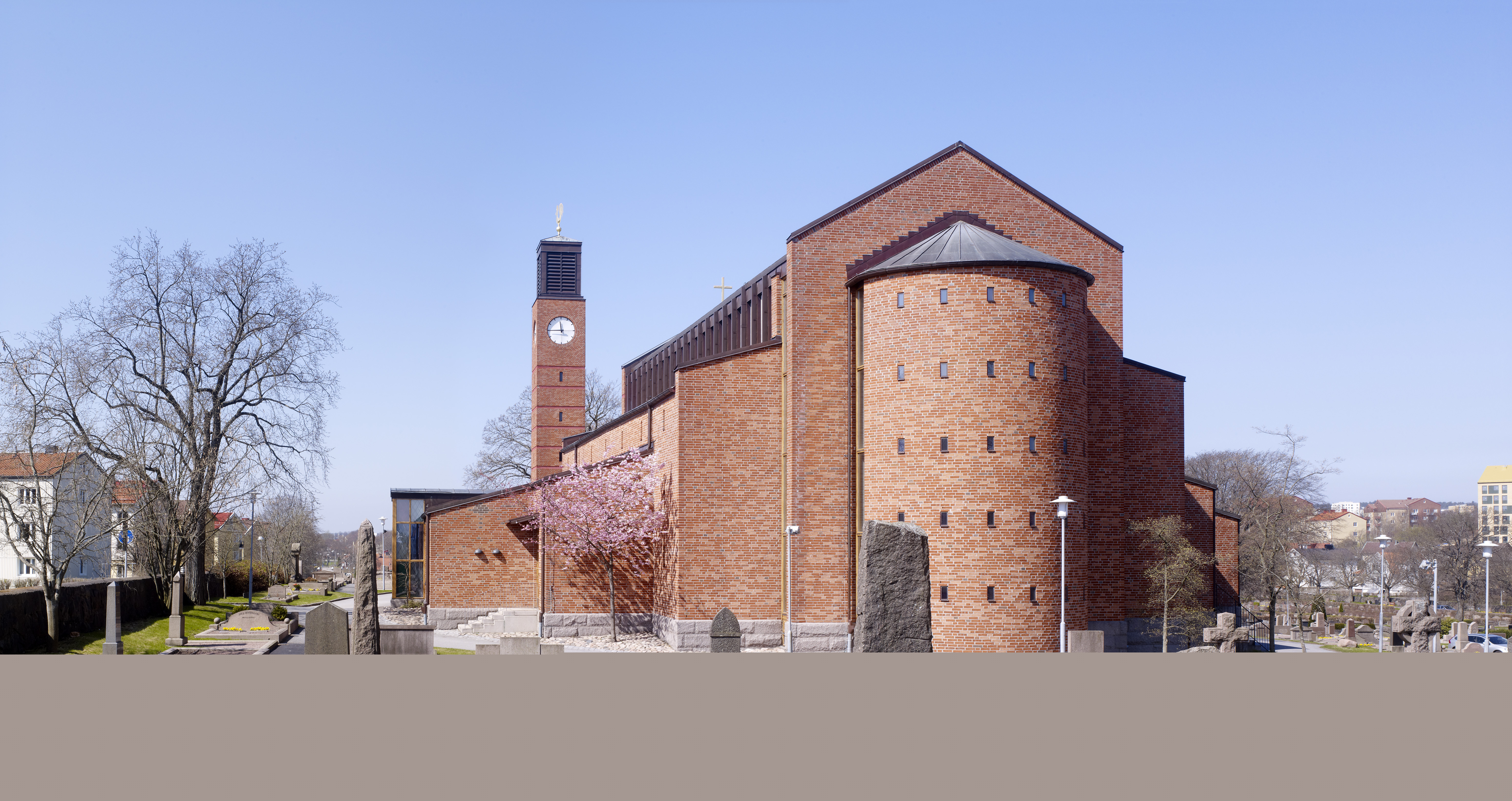 Lundby nya kyrka exteriört. Kyrkan ligger på Lundby nya kyrkogård. Kyrkan är i rött tegel.