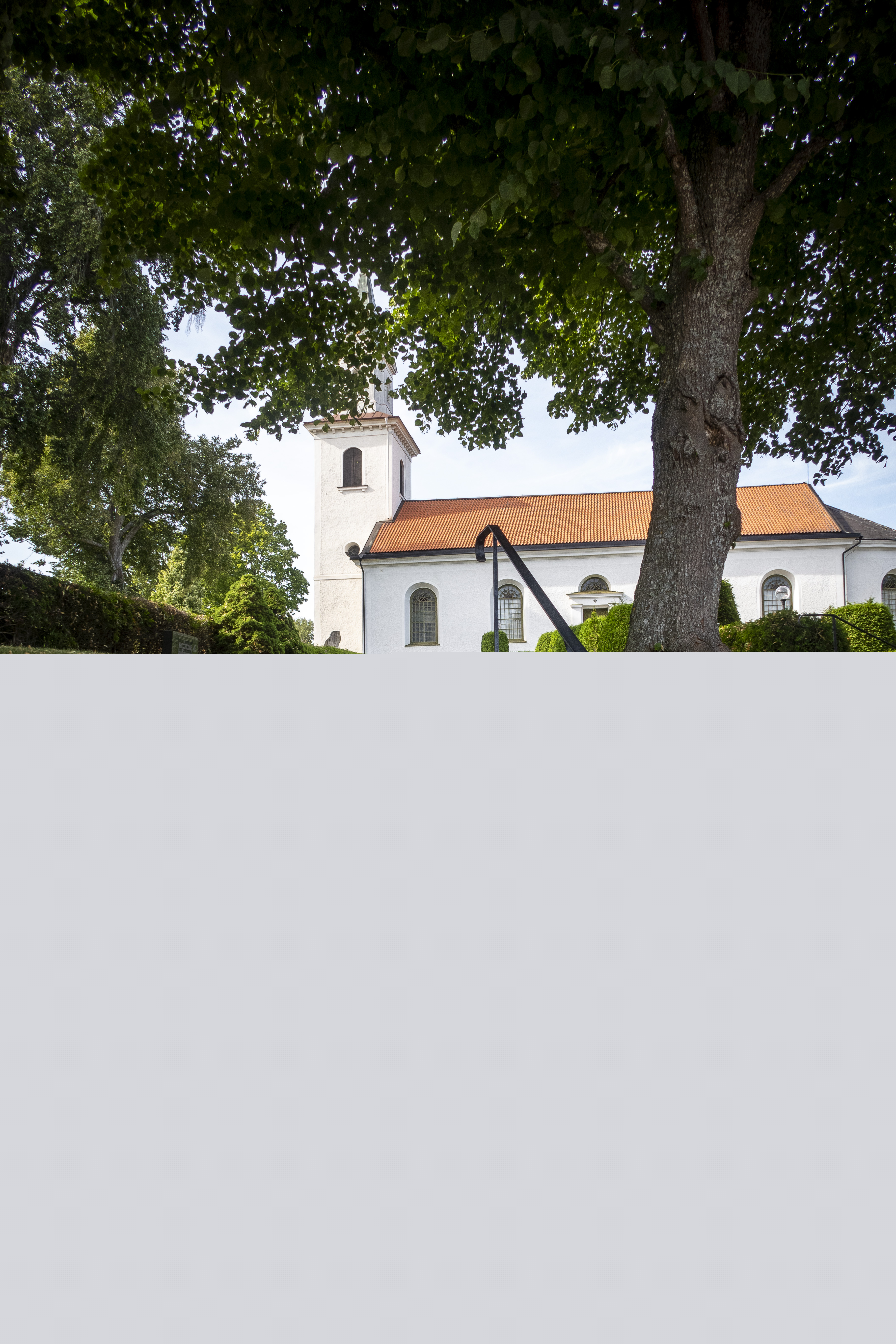 En stentrappa. En kyrka i bakgrunden.