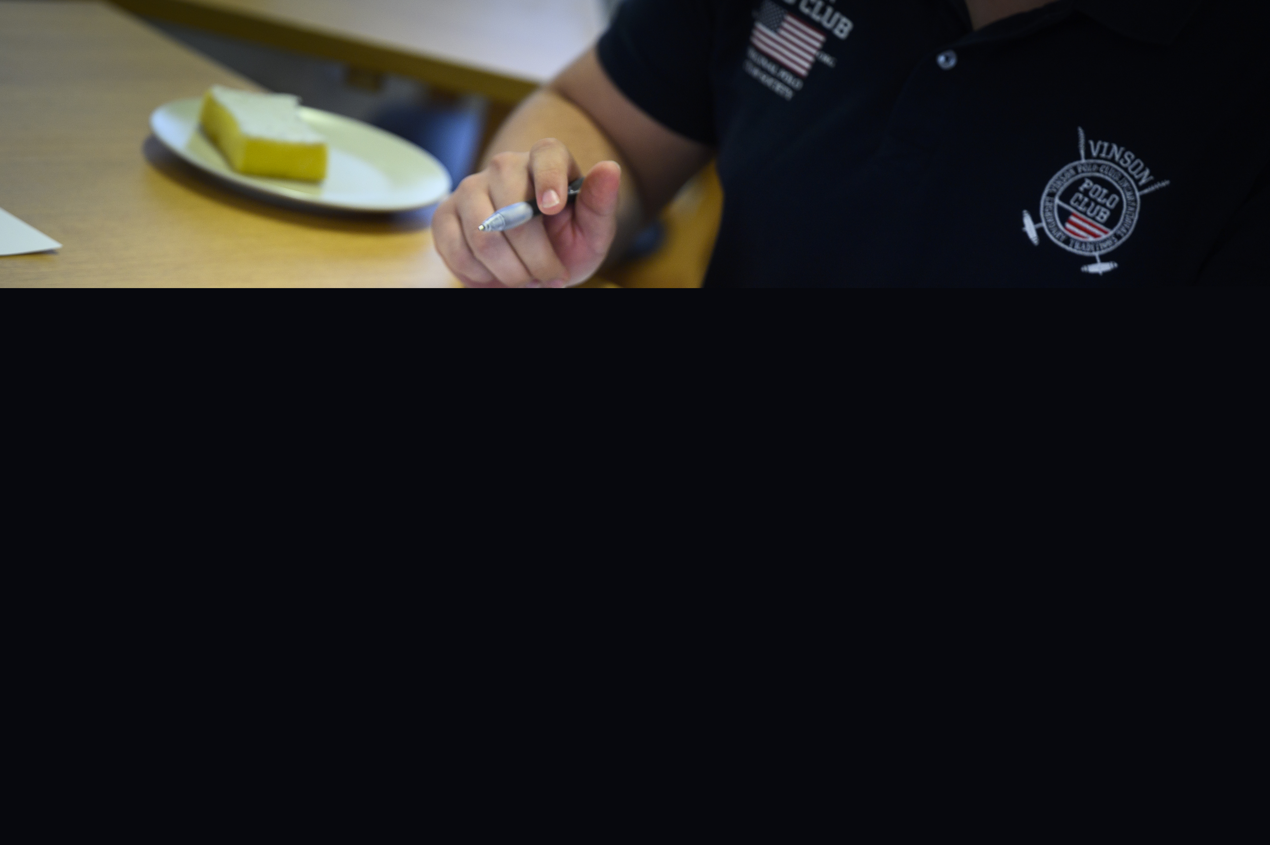 En valarbetare prickar av på en lista dem som lämnat sin röst.