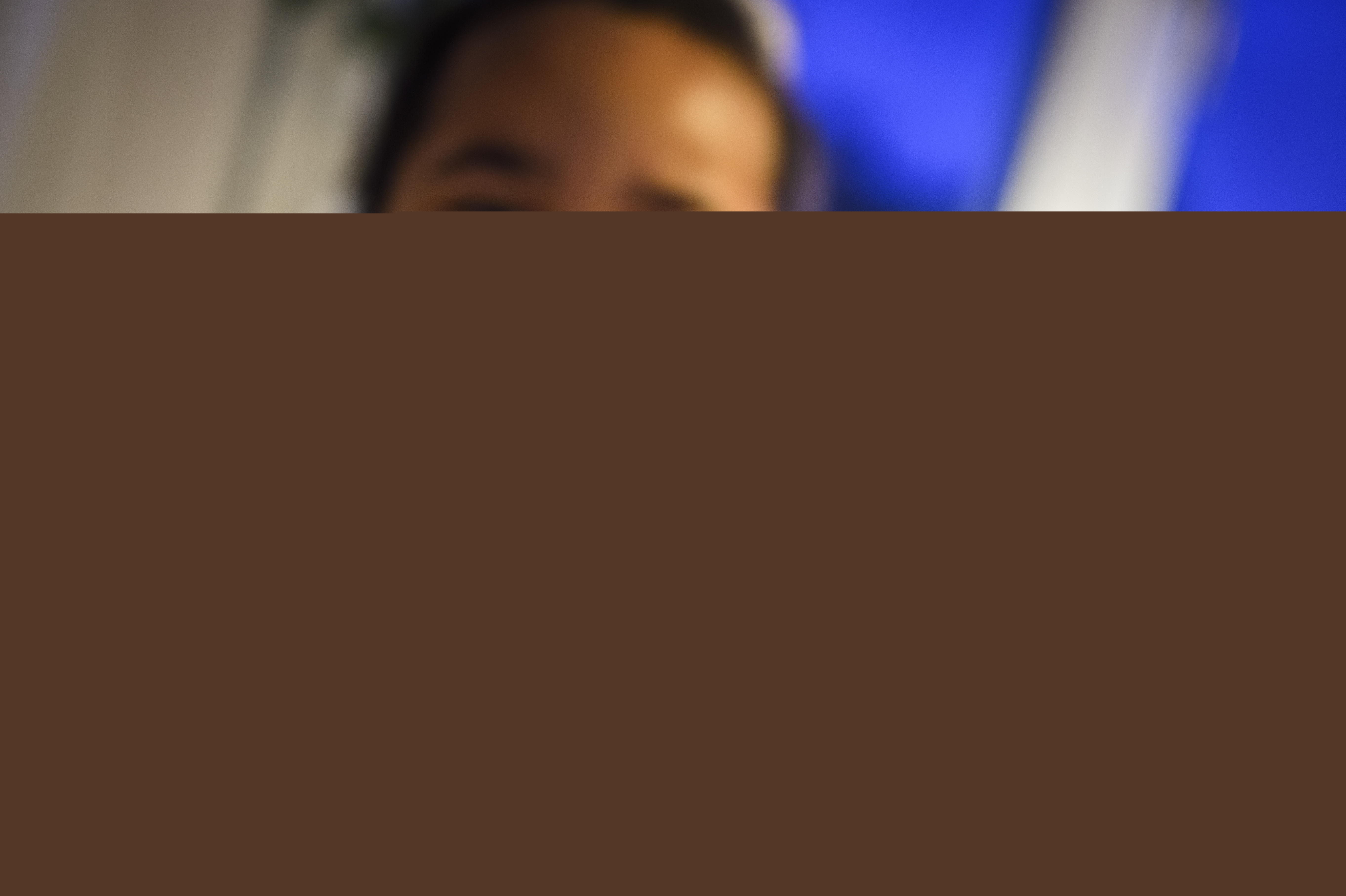 En flicka håller upp en ängel som hon har pysslat ihop av en toarulle.