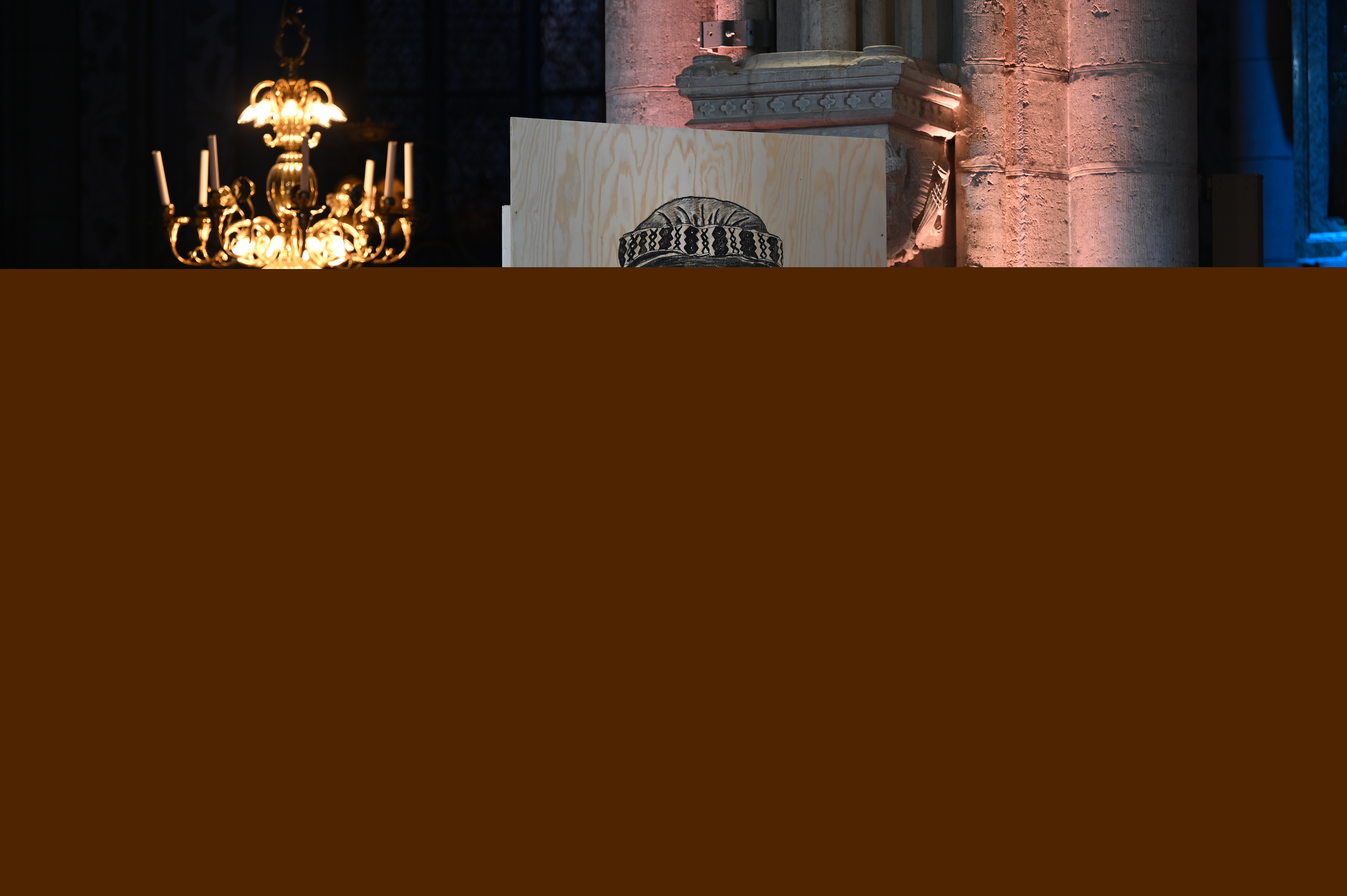 Ett svartvitt sameporträtt tryckt på en spånskiva står i Uppsala domkyrka.