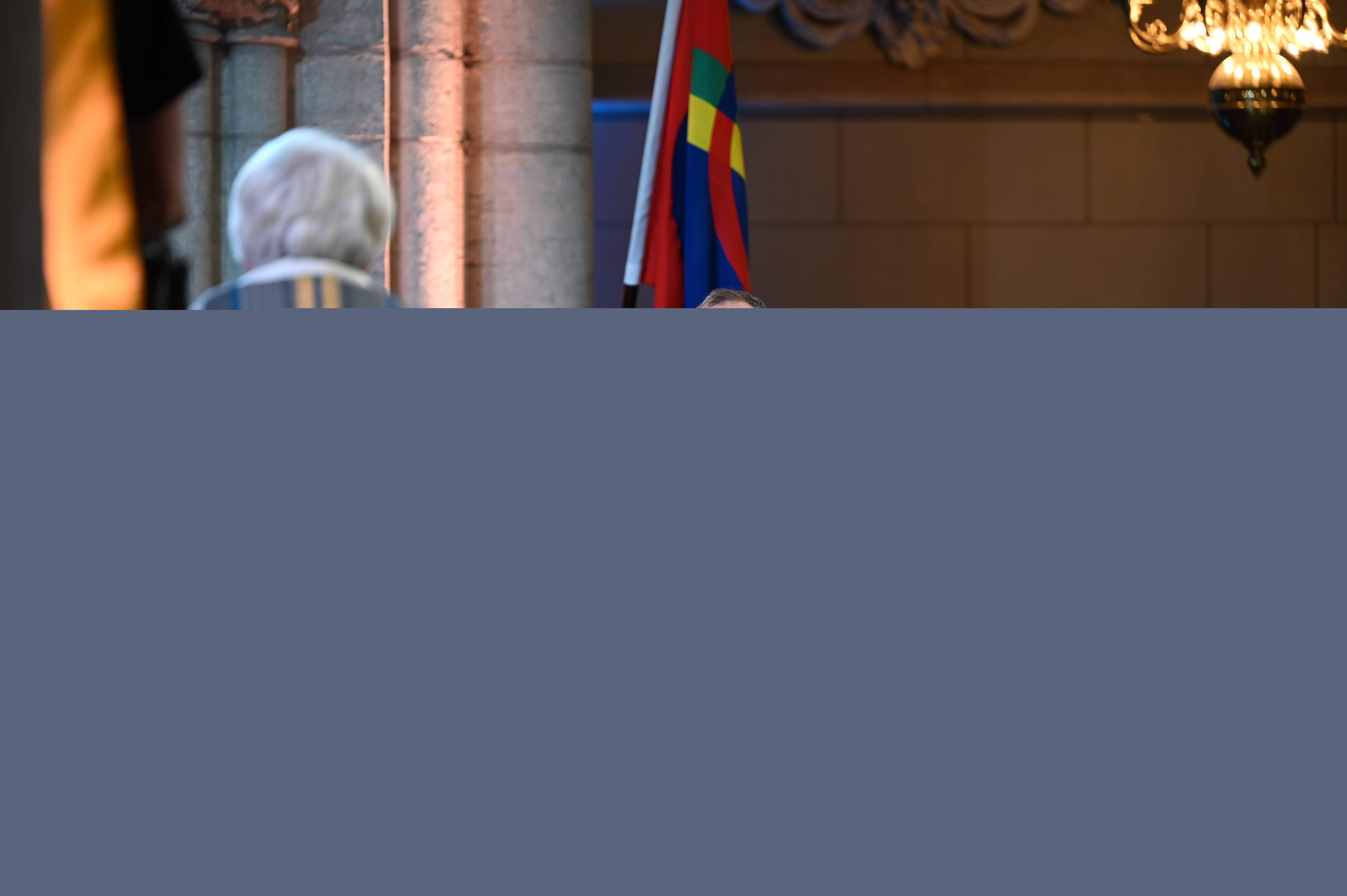 En man i samedräkt sitter mittemot ärkebiskop Antje Jackelén i Uppsala domkyrka.