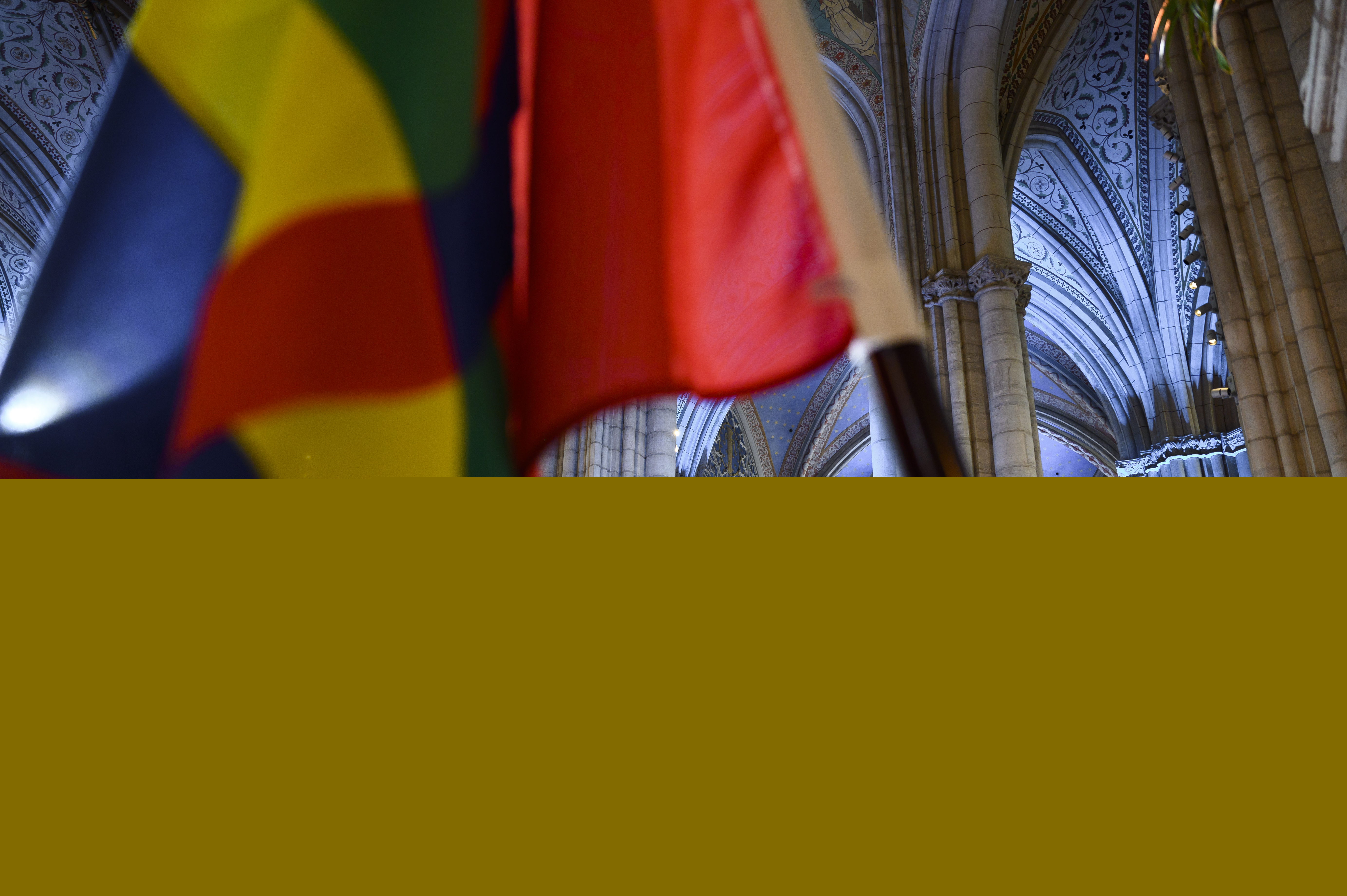 Altaret i Uppsala domkyrka. I förgrunden den samiska flaggan.