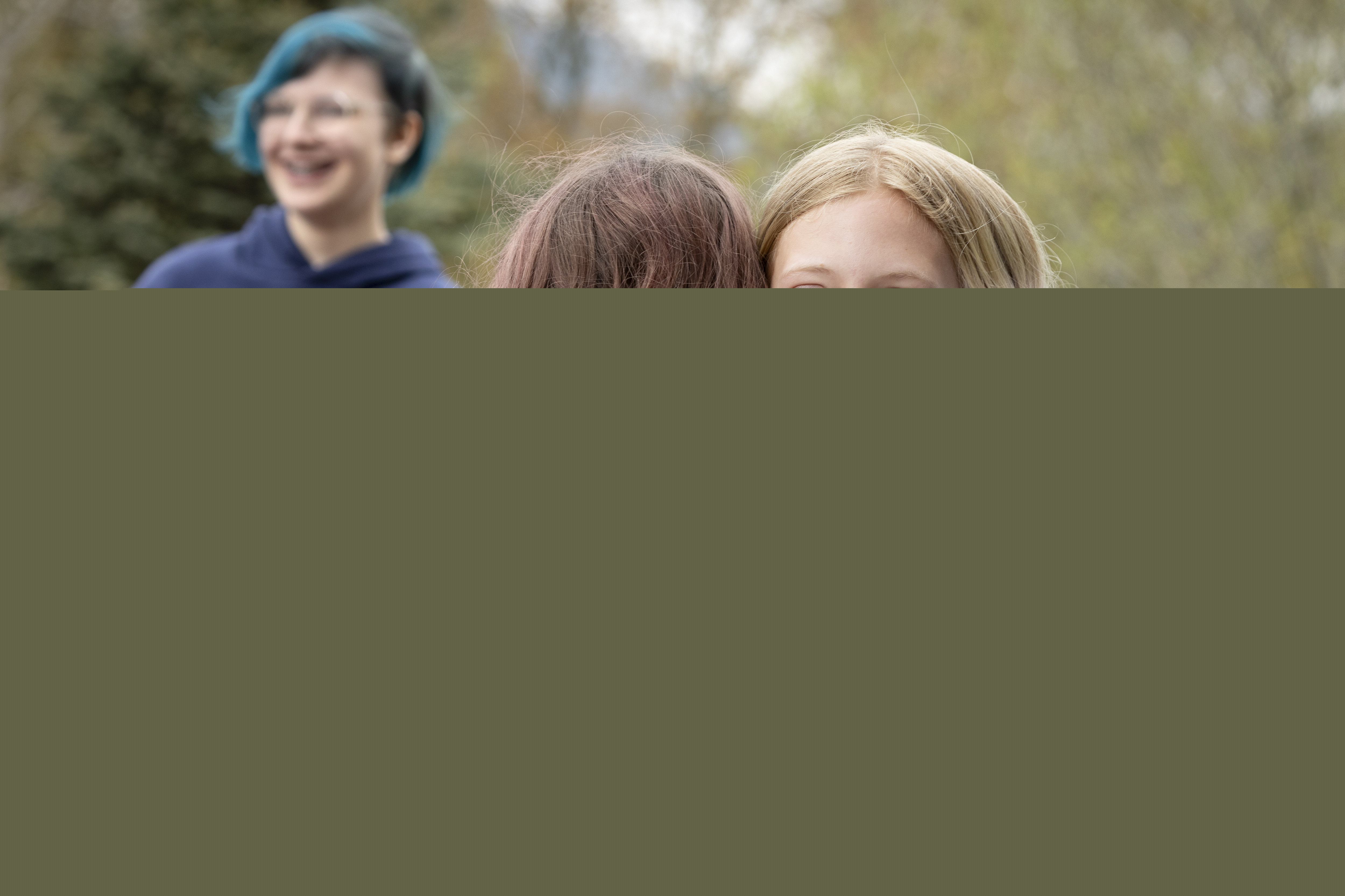 Två tjejkompisar kramar om varandra.