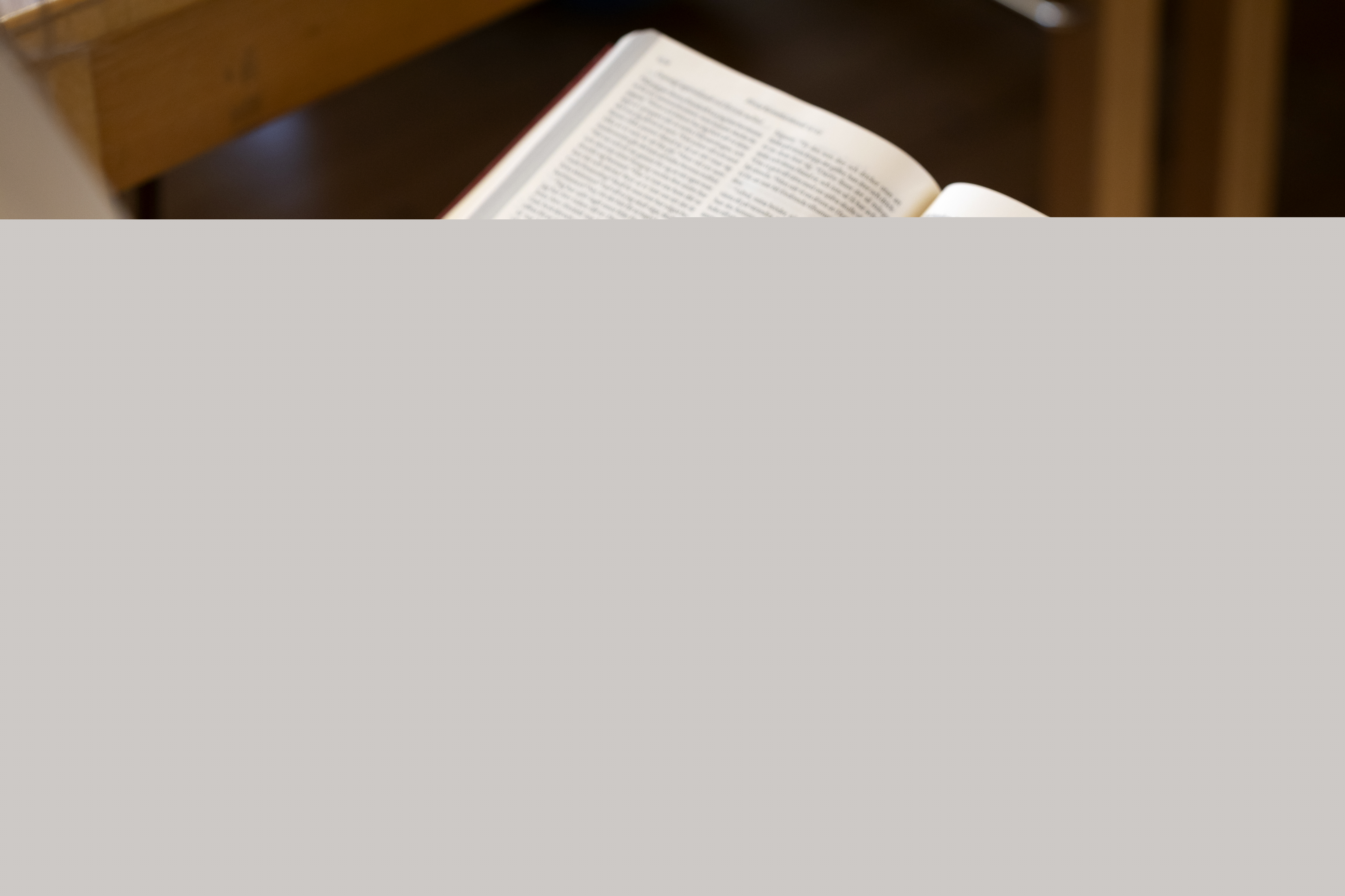 Någon läser ur en bibel och följer texten med fingret.