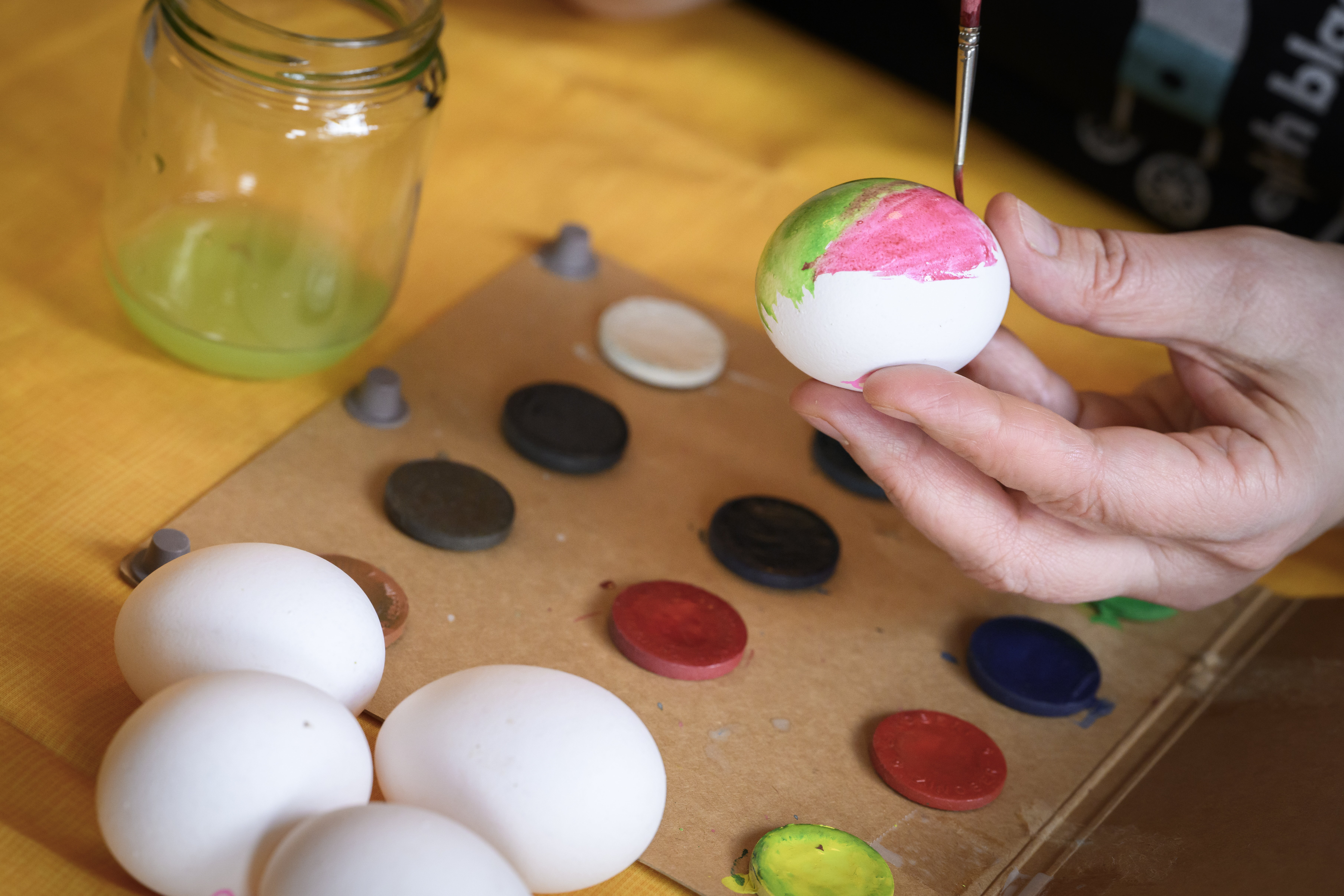 Någon målar påskägg.