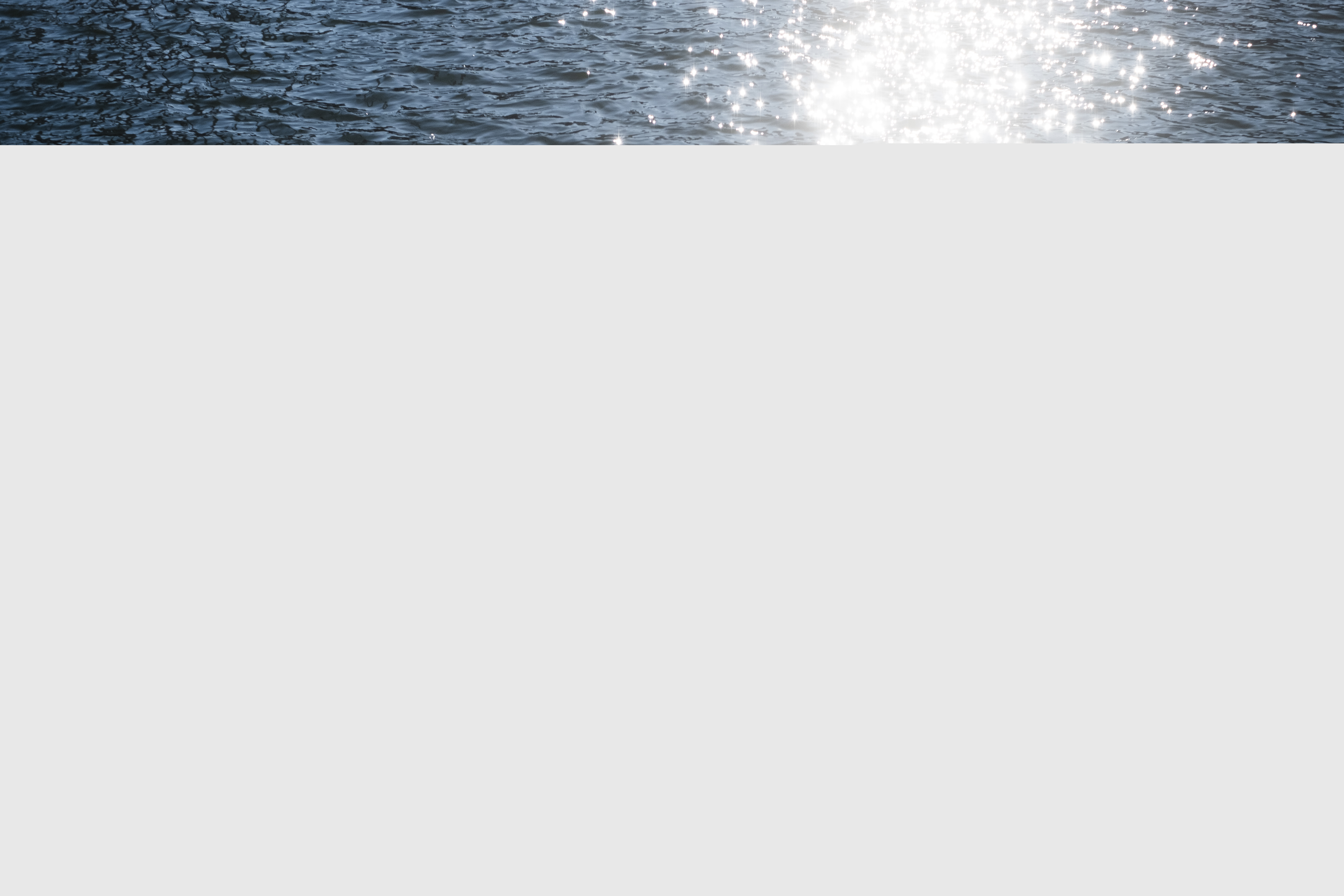 Solljus som glittrar på vågorna.