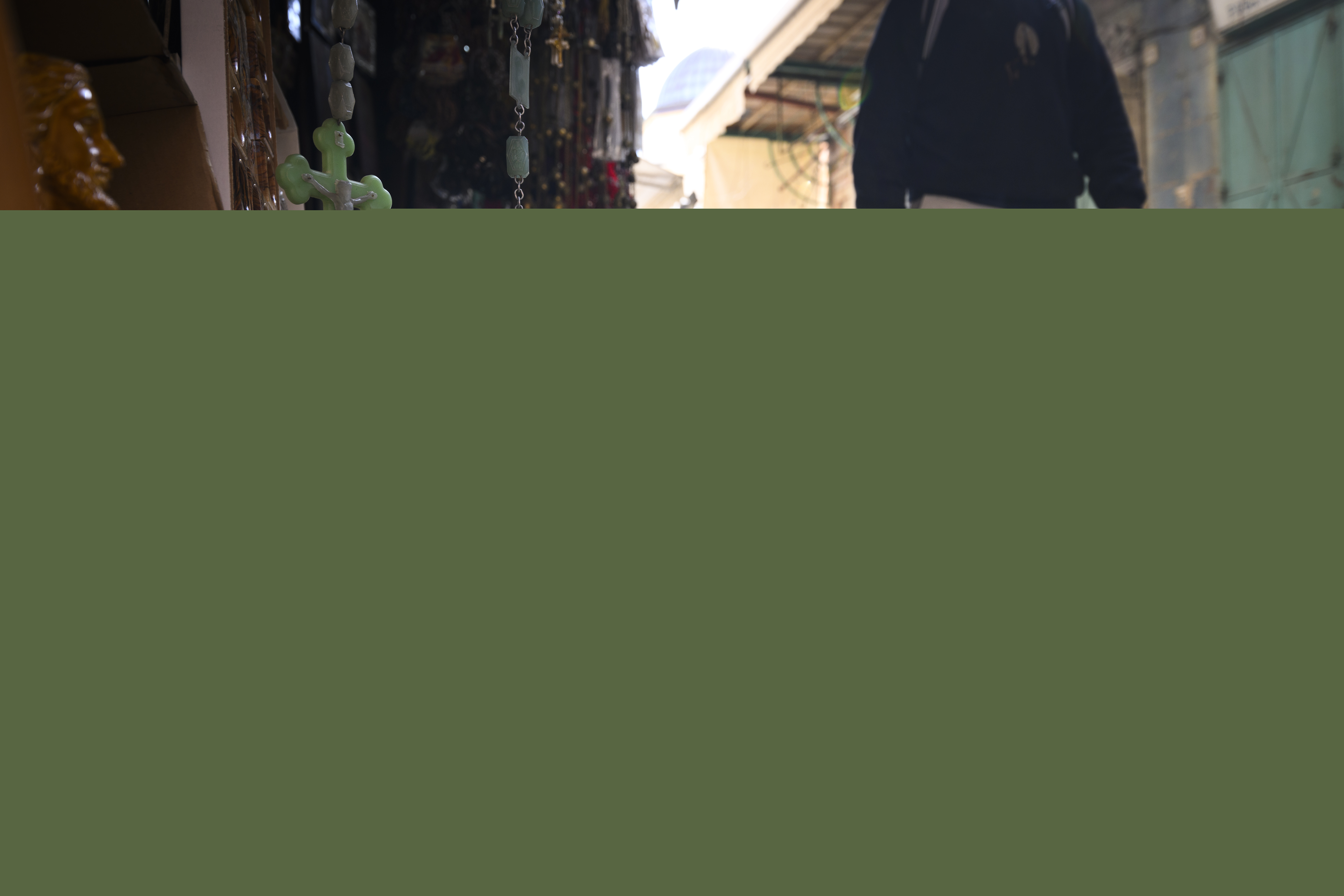 En person går förbi en marknad på gatan.