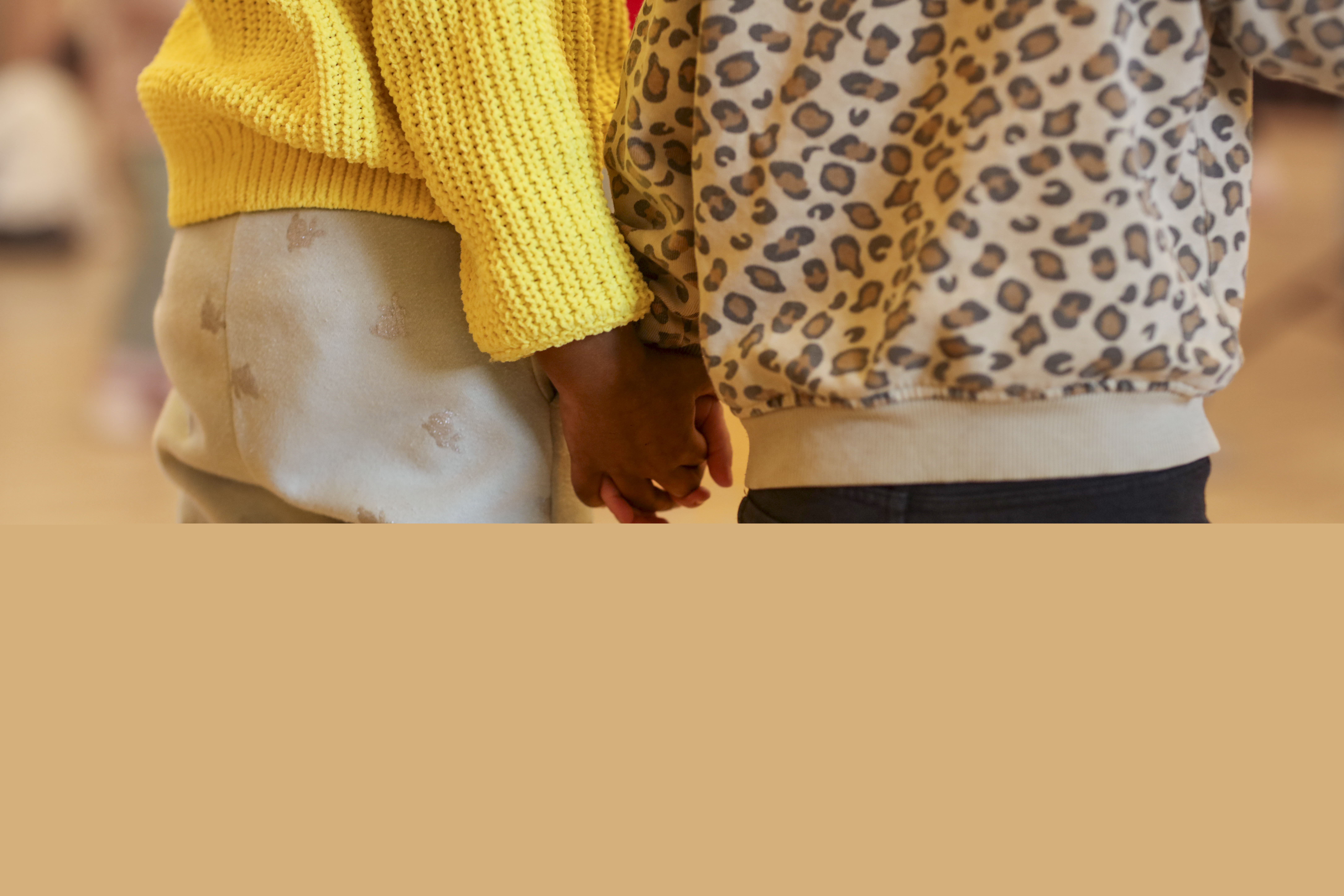 Två barn som håller hand.