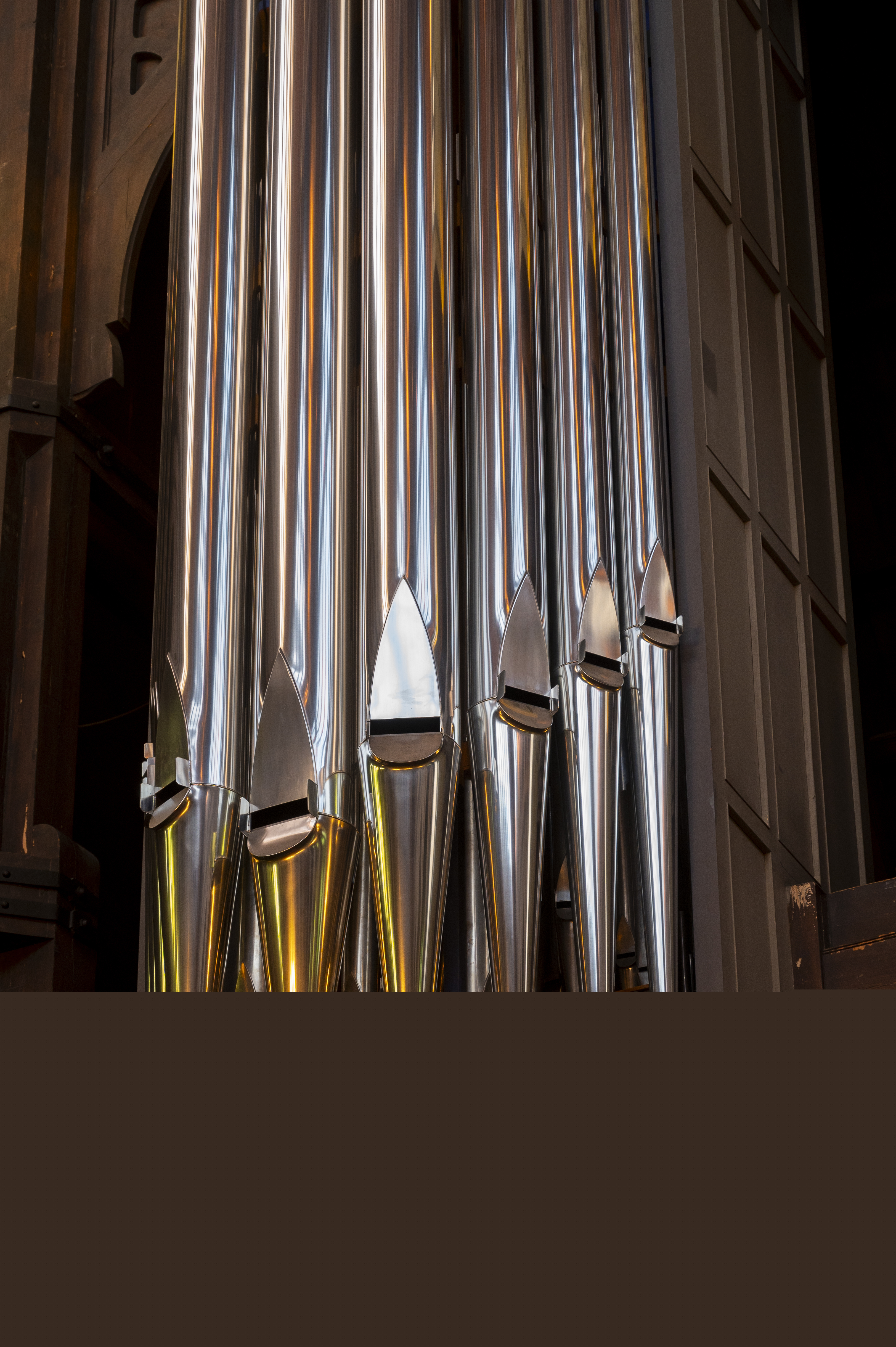 Orgelpipor i silver- och guldfärg.
