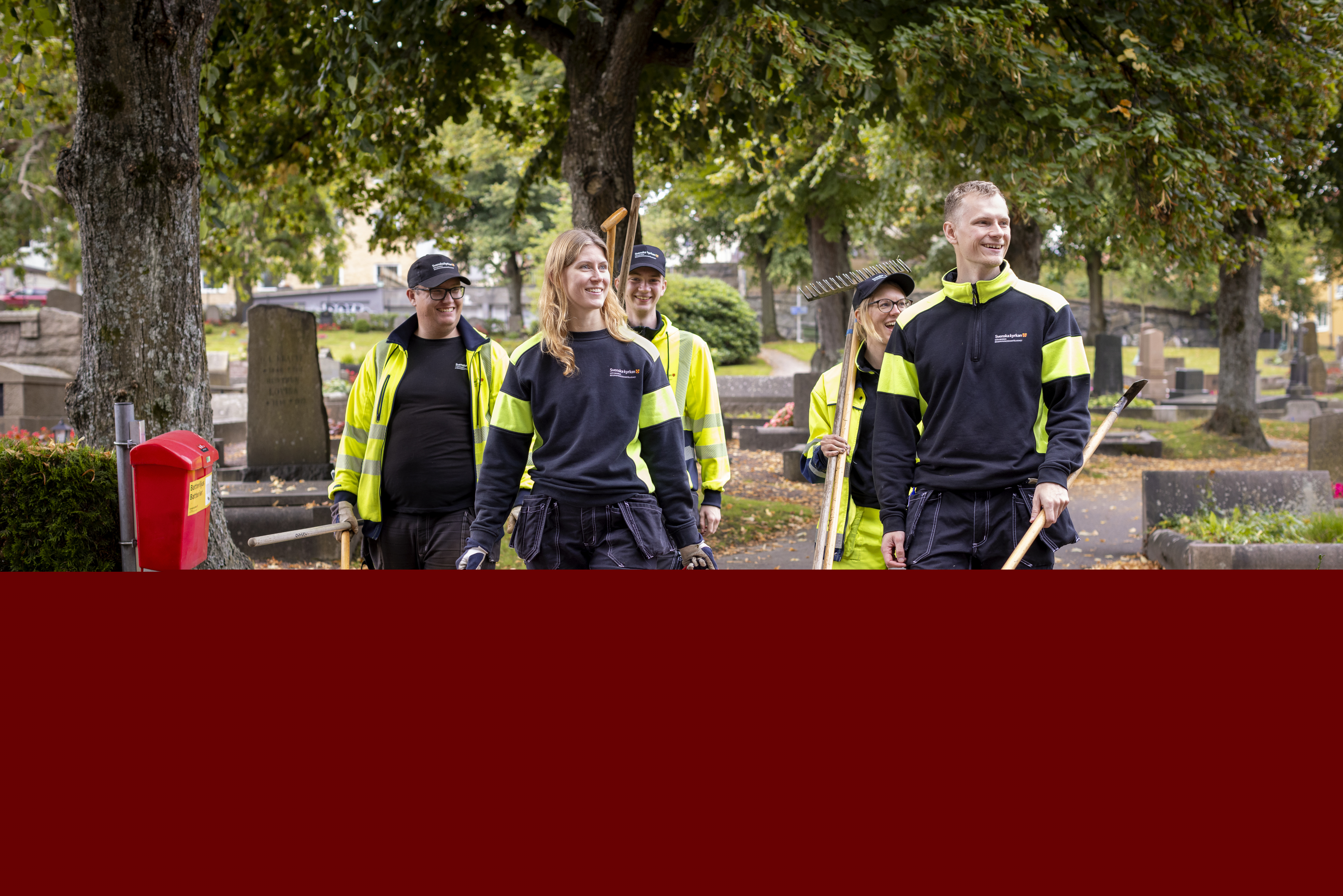 Några kyrkogårdsarbetare i gula varselkläder har olika trädgårdsredskap i händerna.