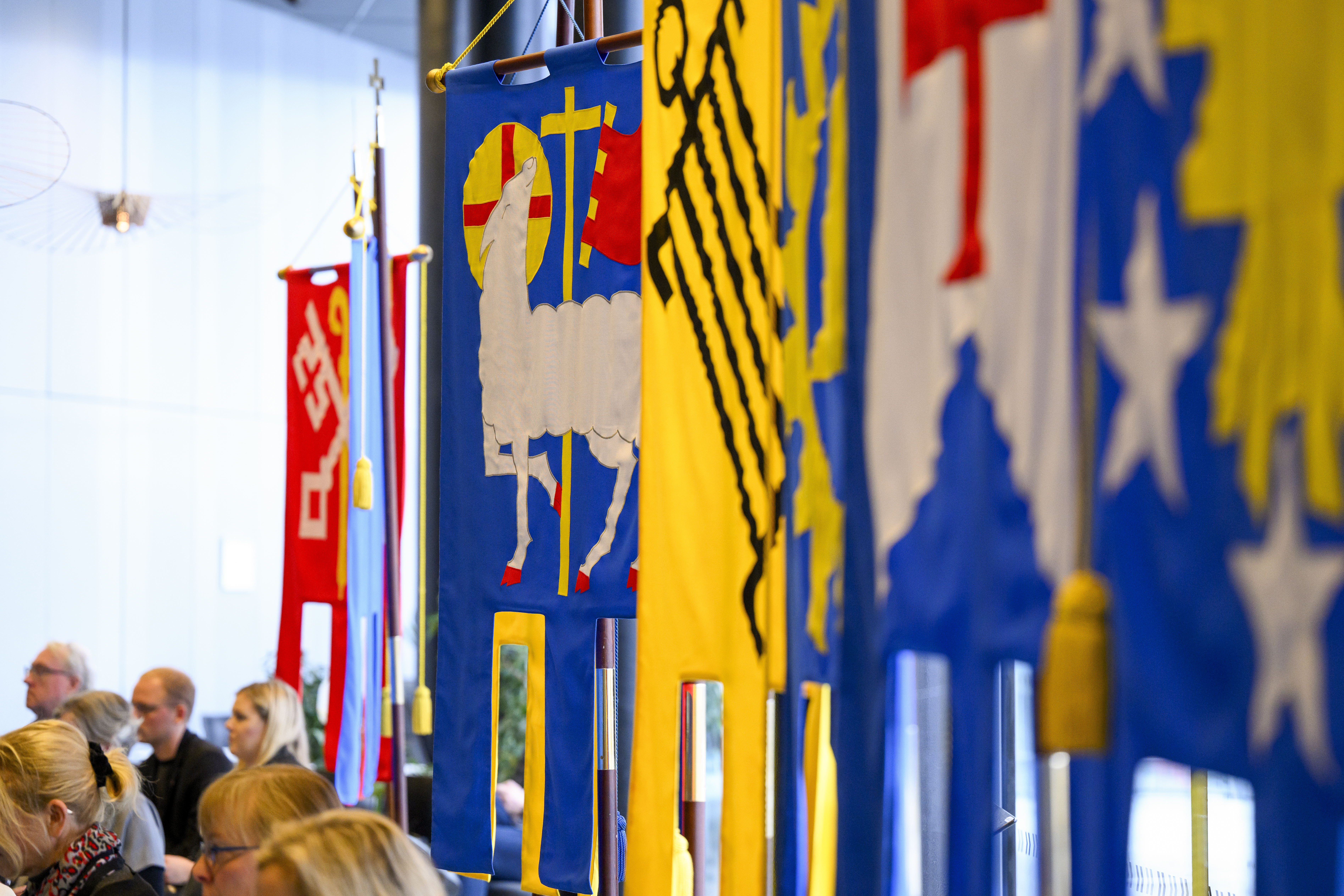 Stiftens standar hänger vid ett fönster.