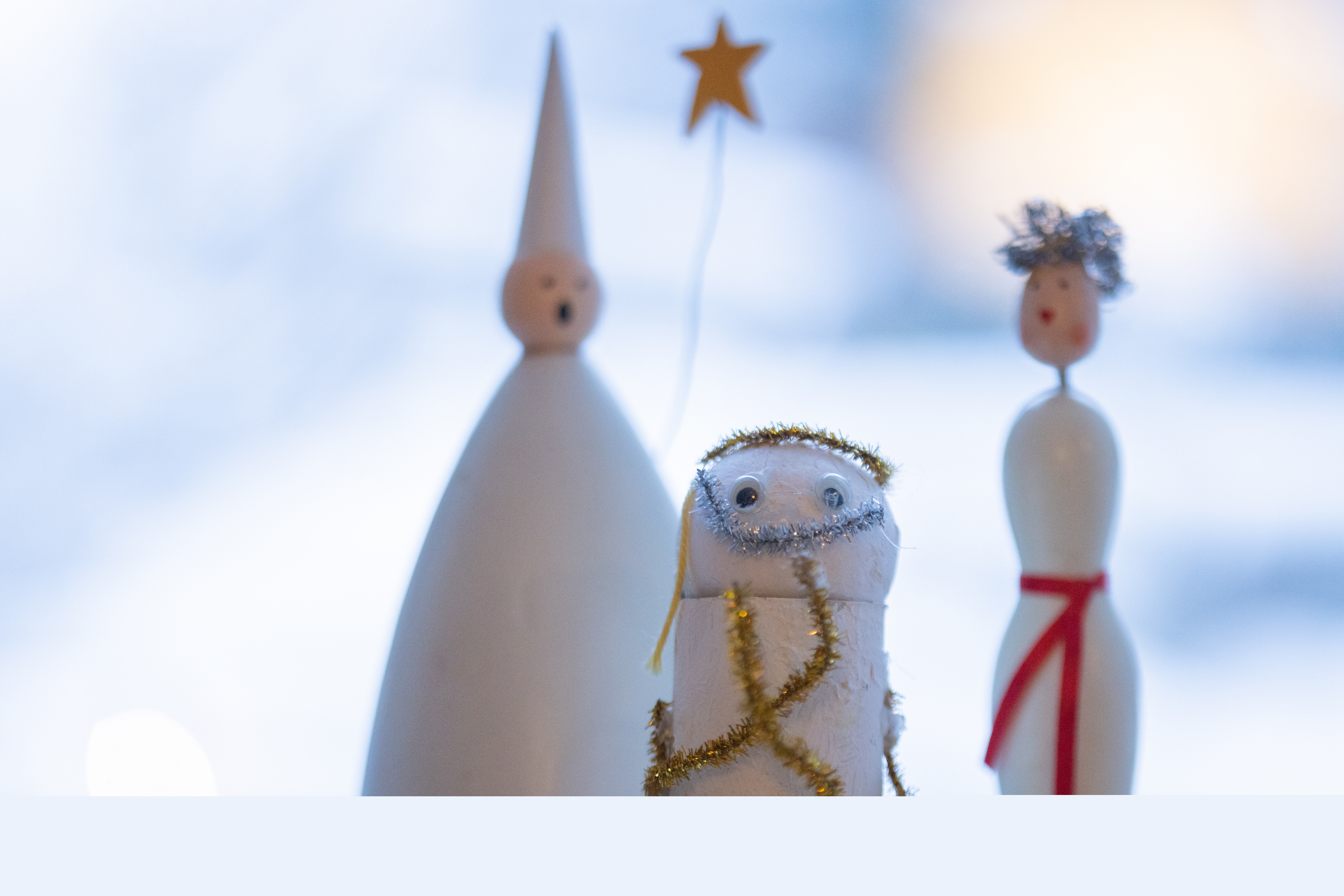 Tre lucia-figurer som någon pysslat ihop.