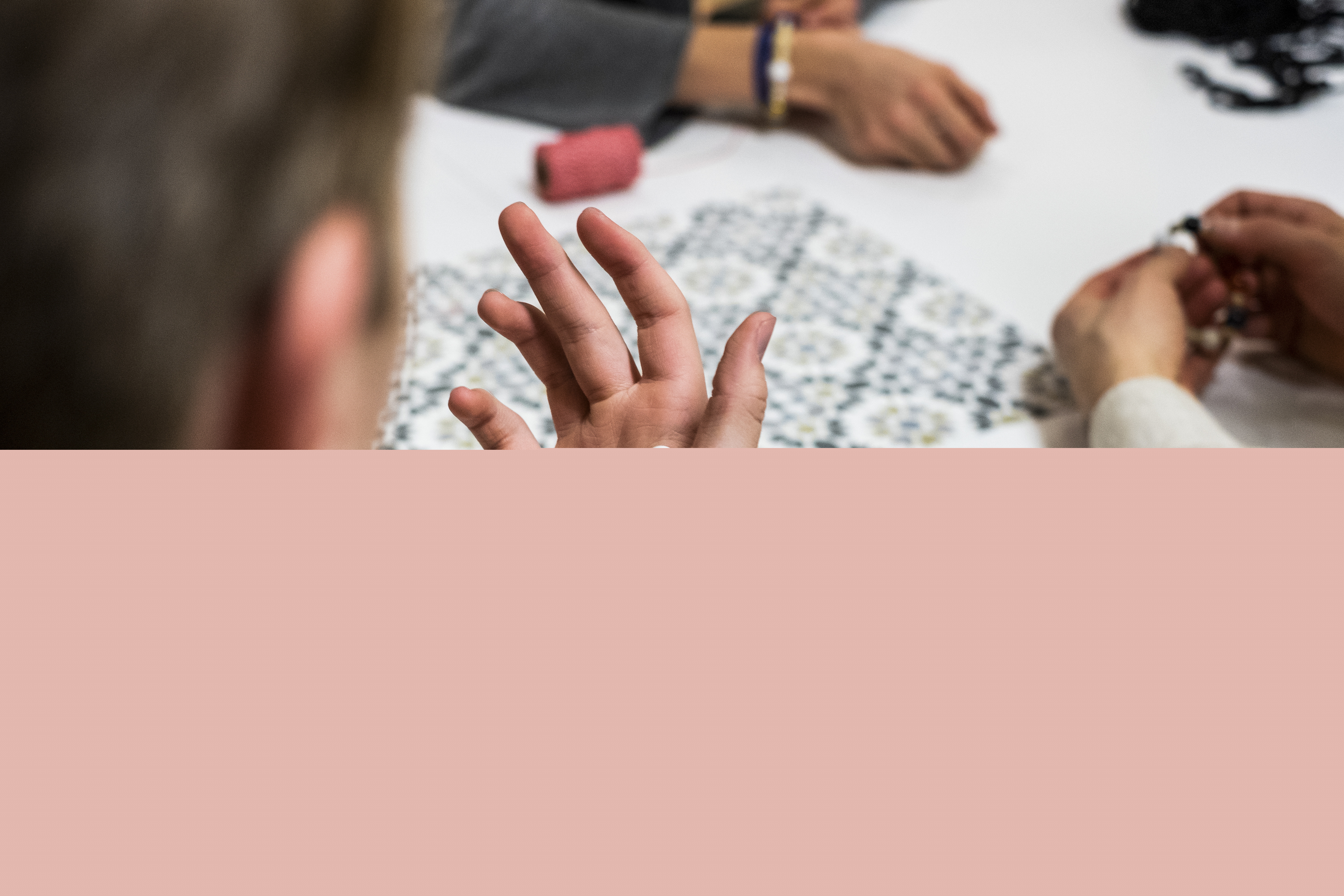 En person sitter med en frälsarkrans runt ena tummen.