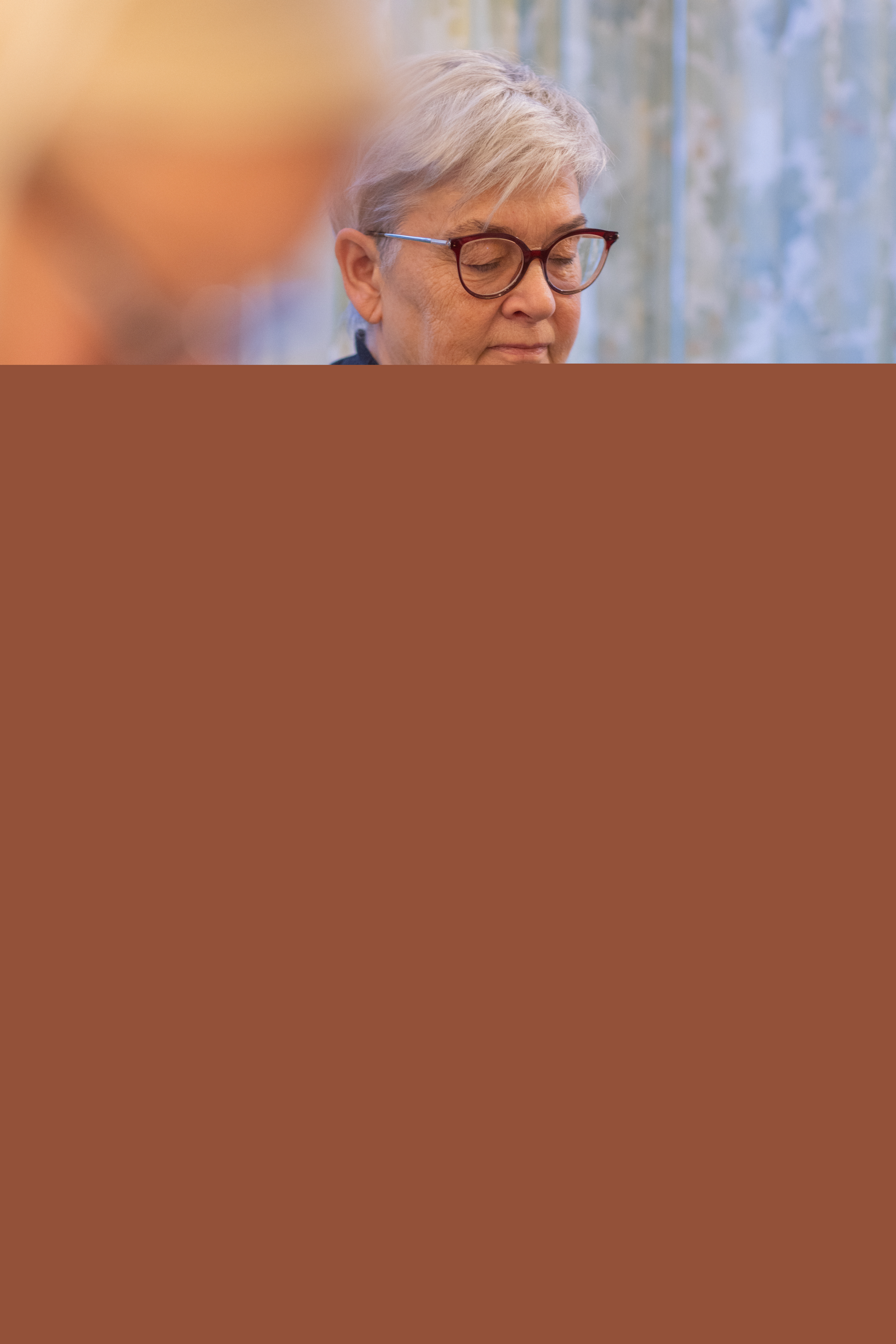 Några äldre kvinnor sitter och stickar tillsammans.