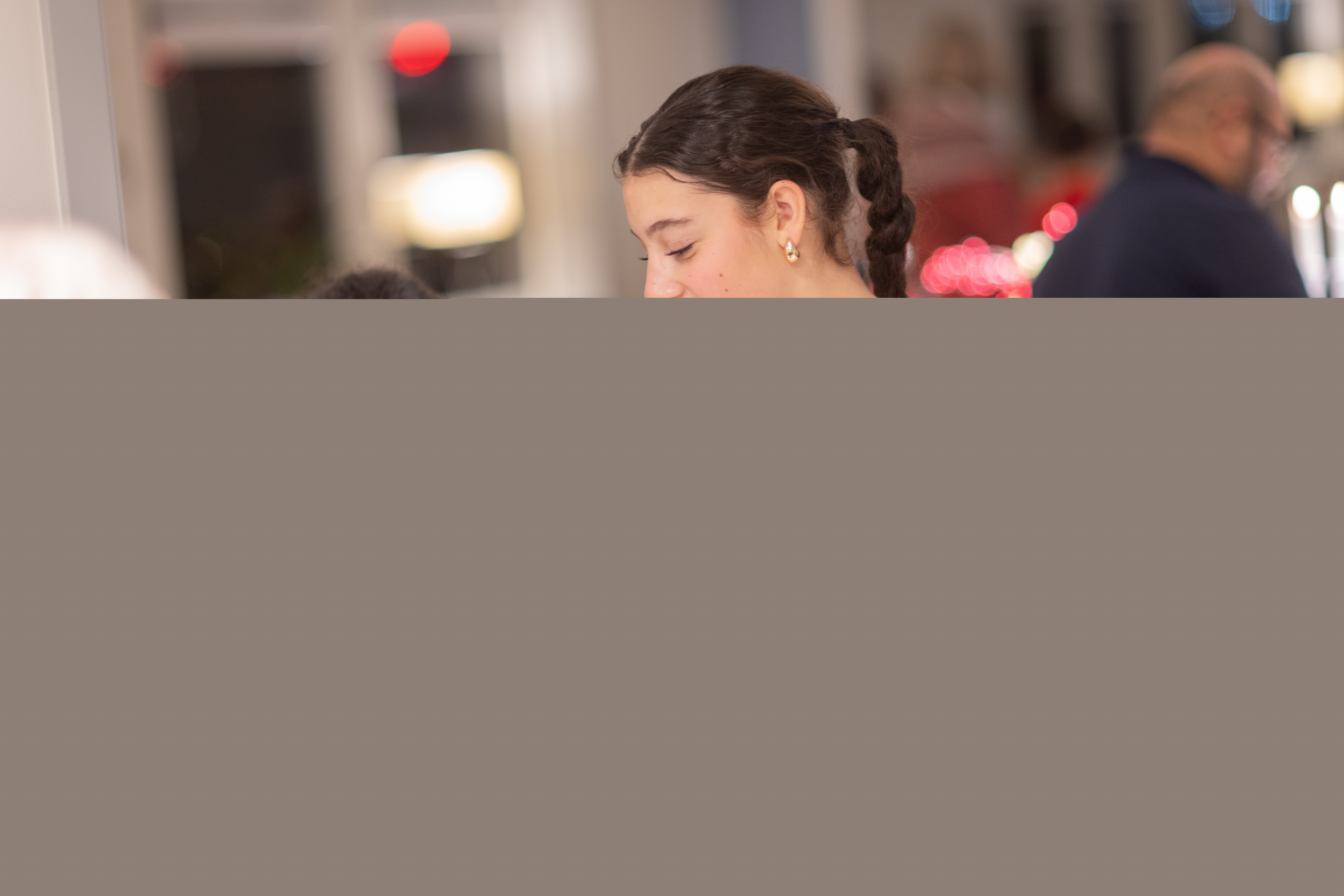 Två tjejer får pannkakor i en matbespisning.