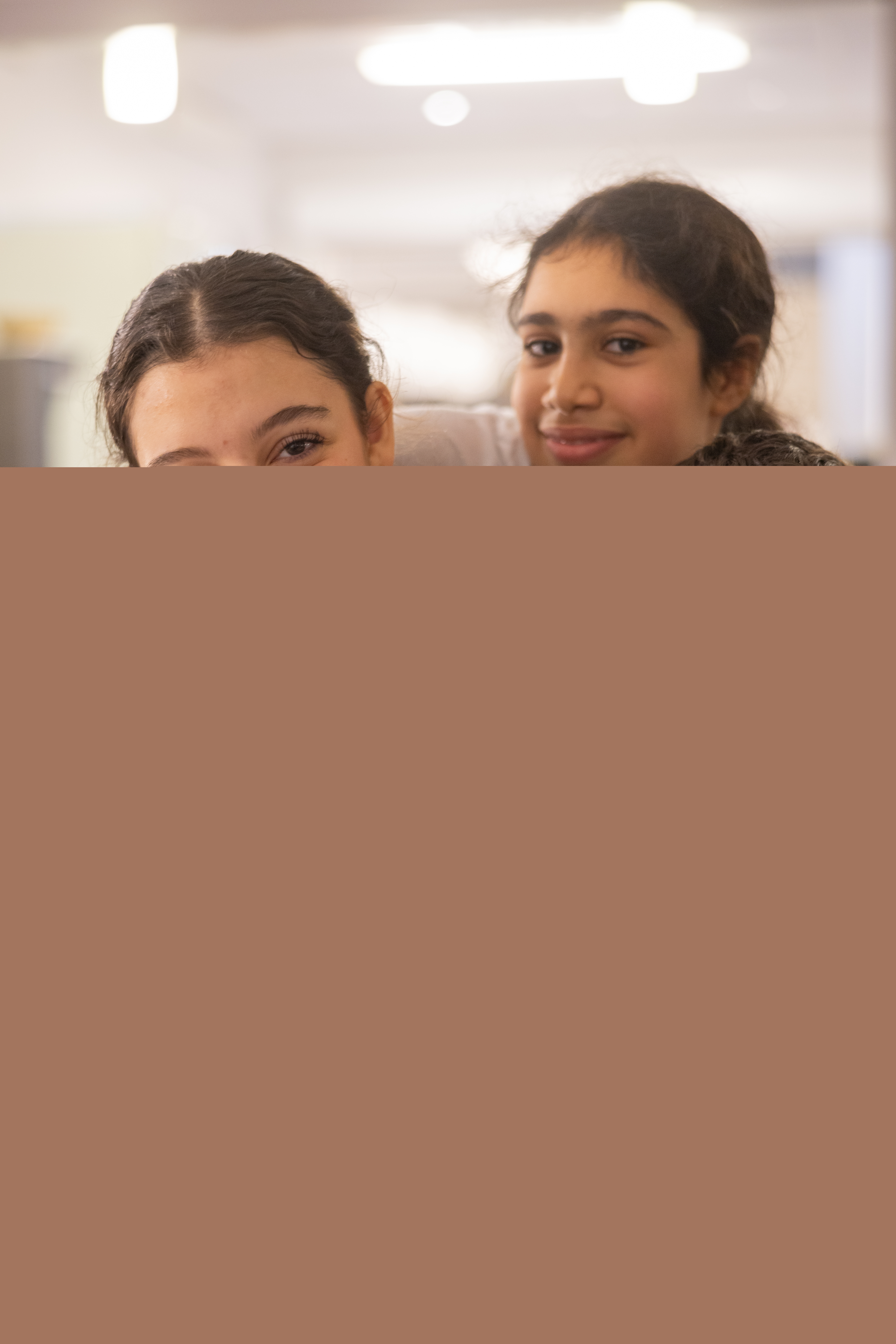 Närbild på fyra barn i olika åldrar, som ser ut att vara syskon.