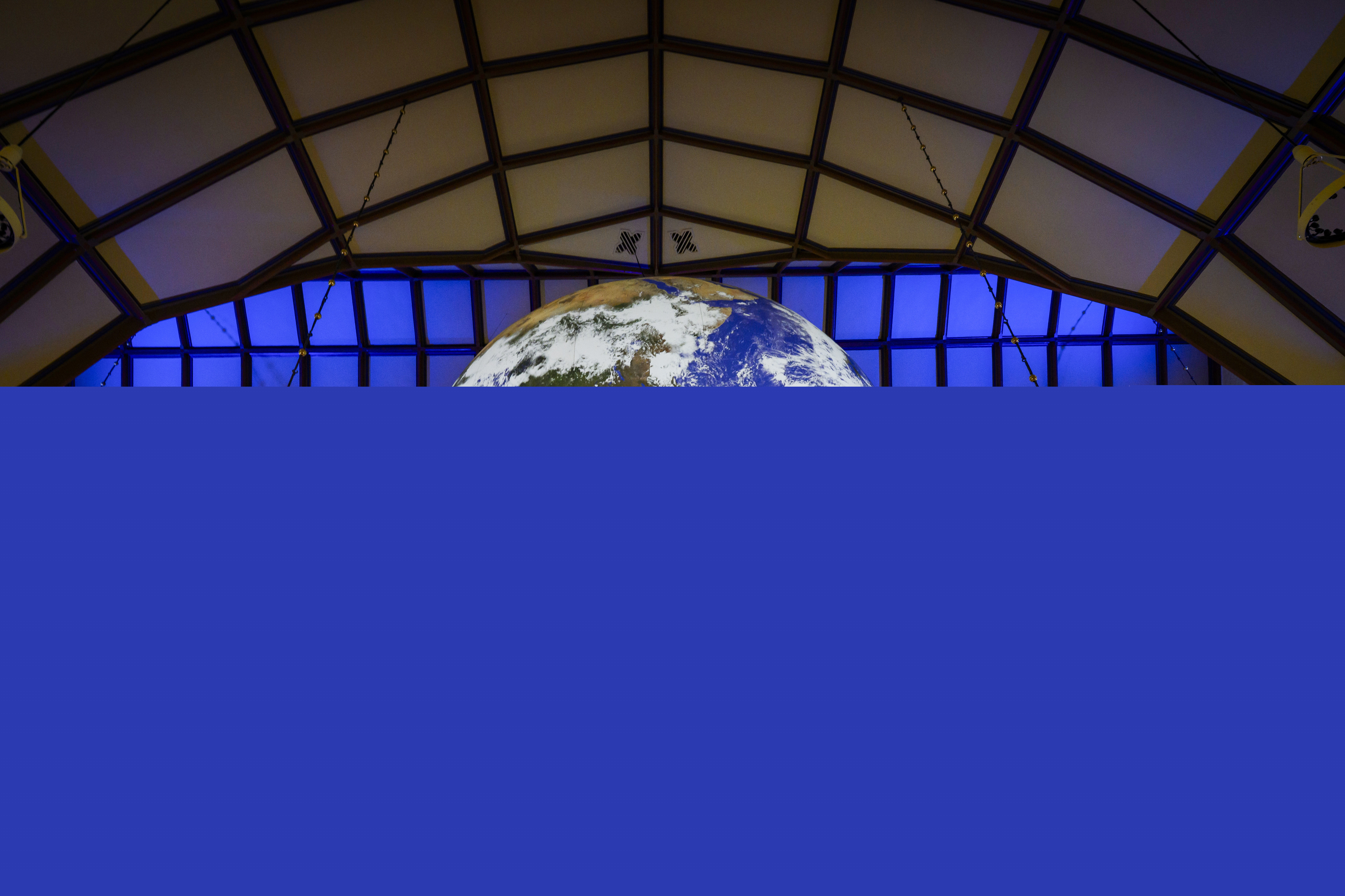 Konstverket Gaia (en stor jordglob 7m i diameter) hänger inne rån taket i Fässbergs kyrka.