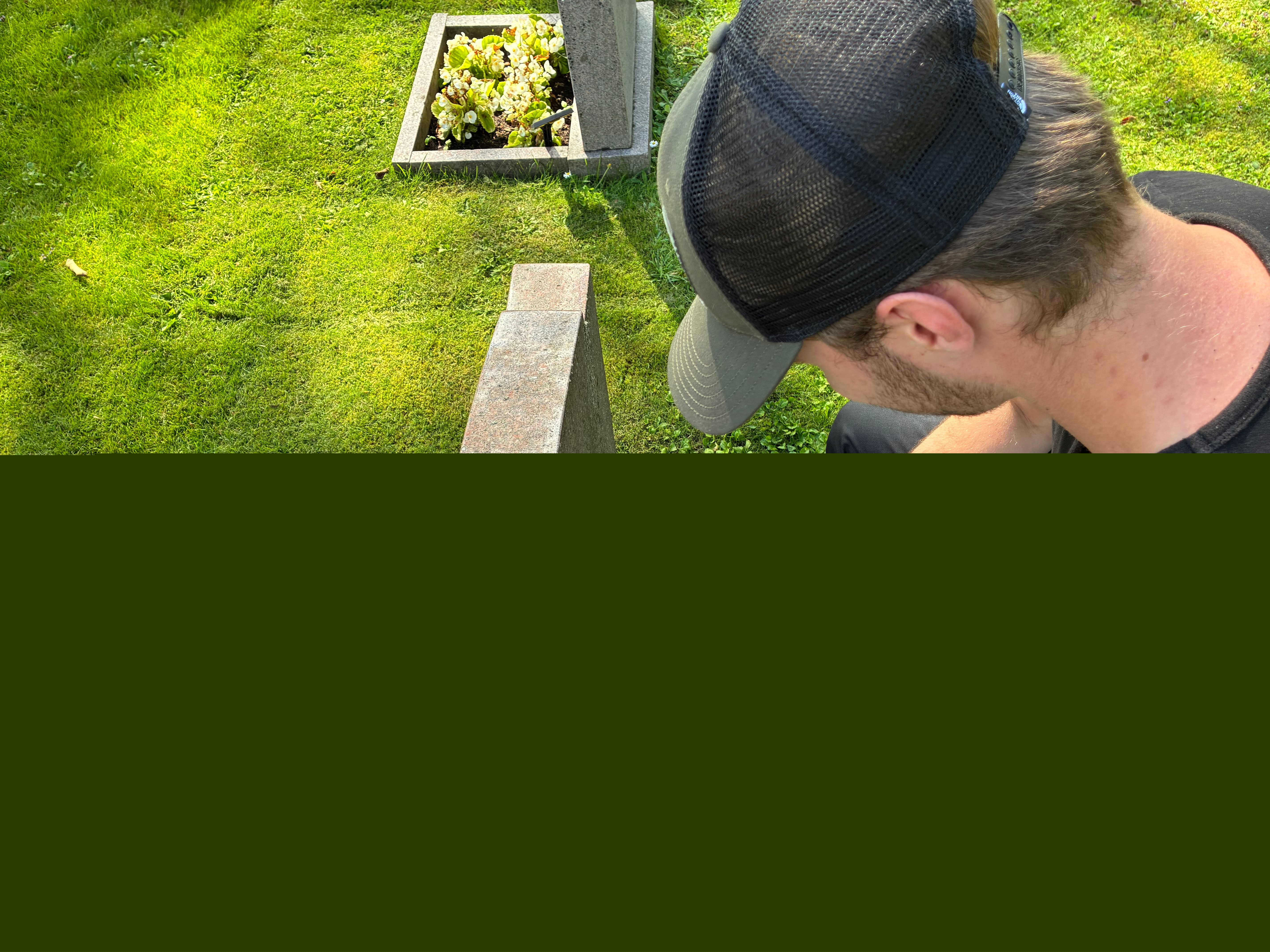 Ett foto av en gravsten som provtrycks. En gravsten måste vara säkert monterad och får inte utgöra en säkerhetsrisk för besökare eller anställda. Vart femte år kontrollerar därför huvudmannen gravstenarna på en gravplats. Stående gravstenar över 30 cm höjd utsätts för 35 kilos tryck och/eller dragkraft vilket de ska klara utan att påverkas. Fotograf Matilda Nyman