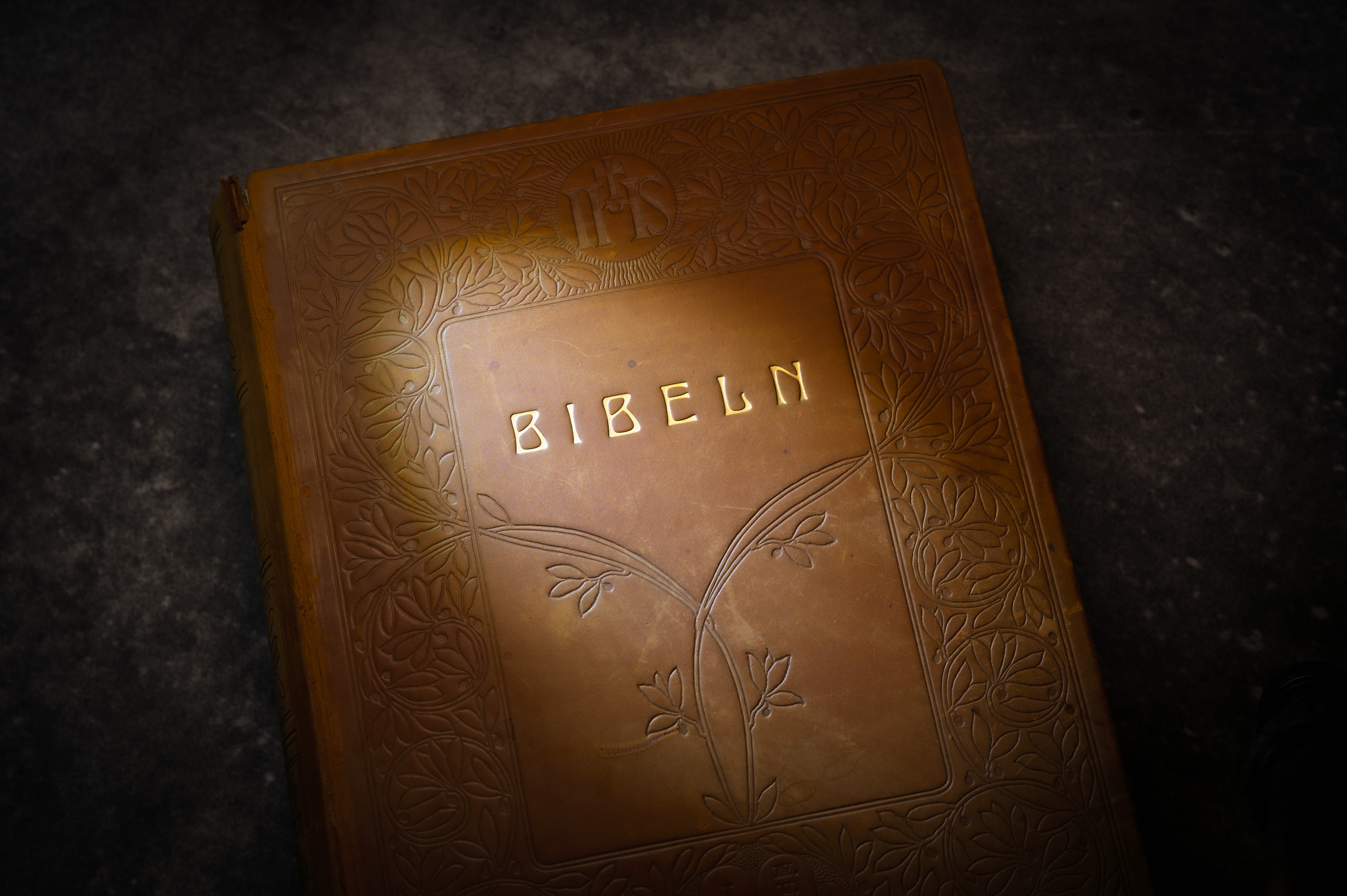 Omslag på äldre bibel