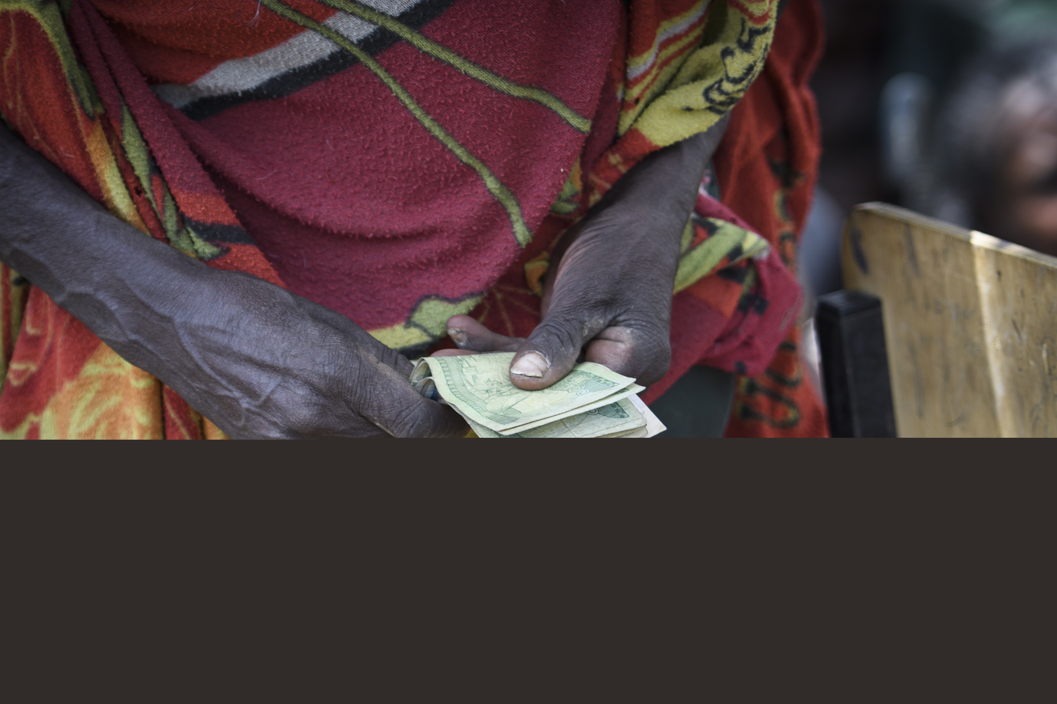 Händer som håller i pengar.
