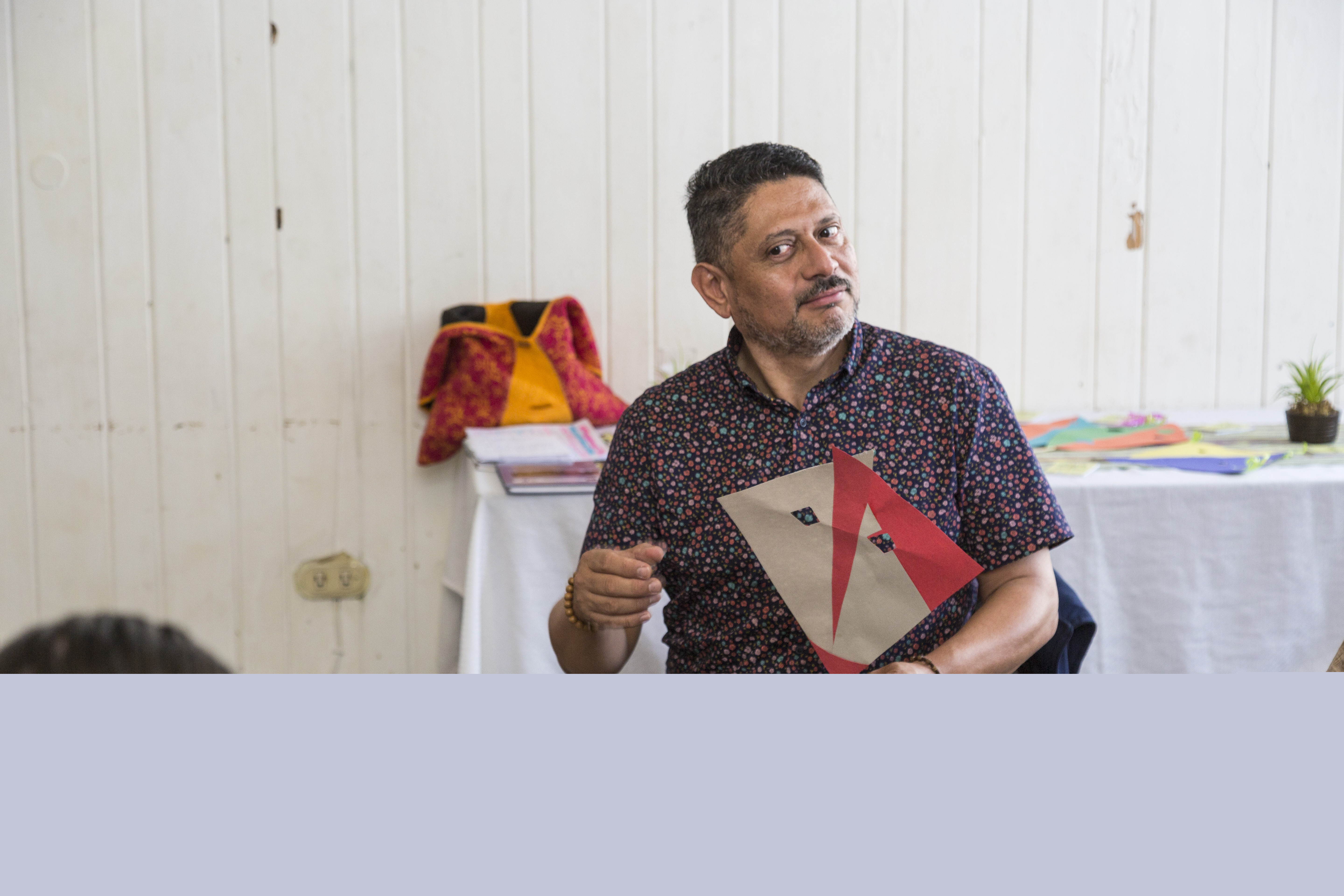 En man med en mask i handen, de övar rollspel. 