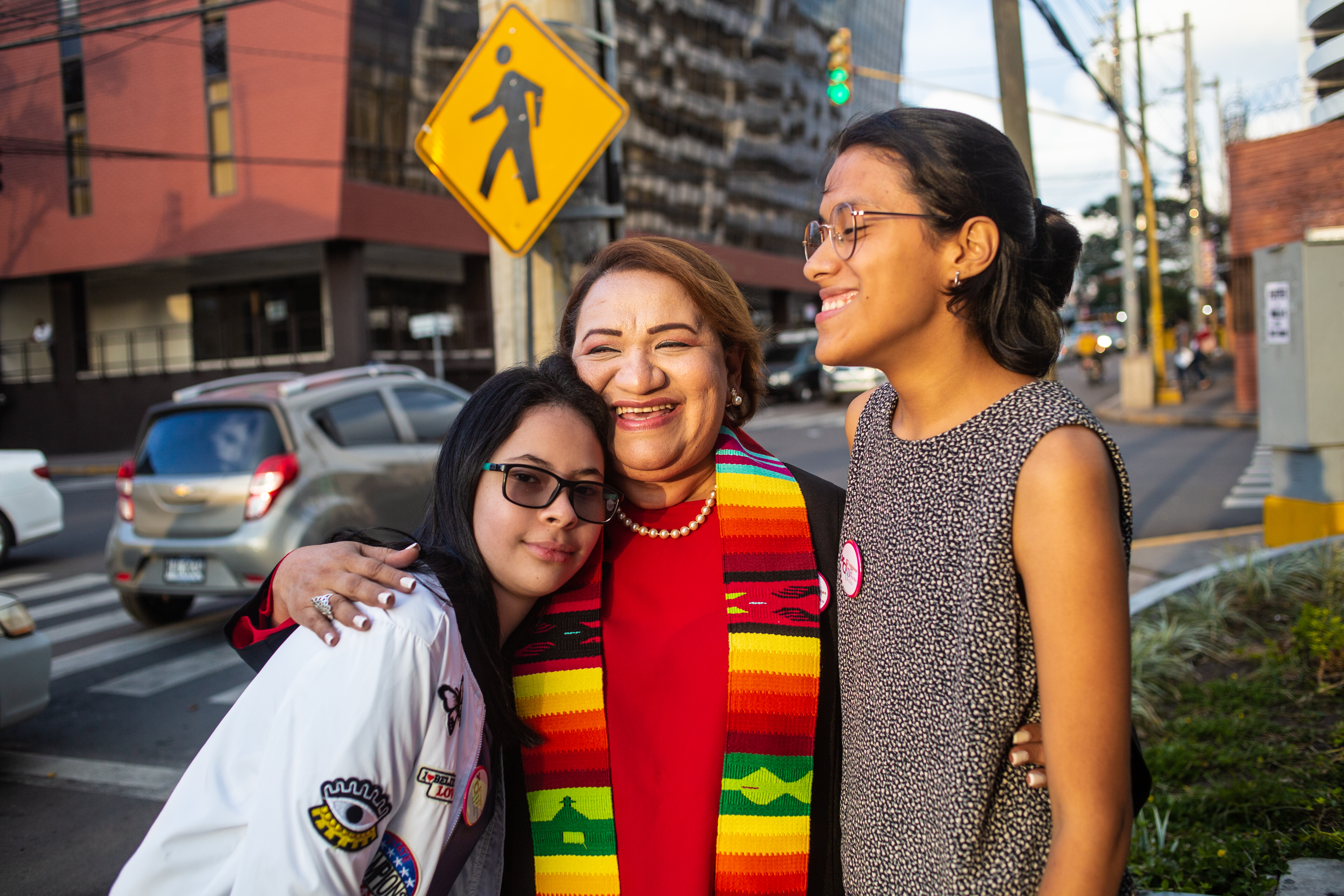 Tre kvinnor håller om varandra