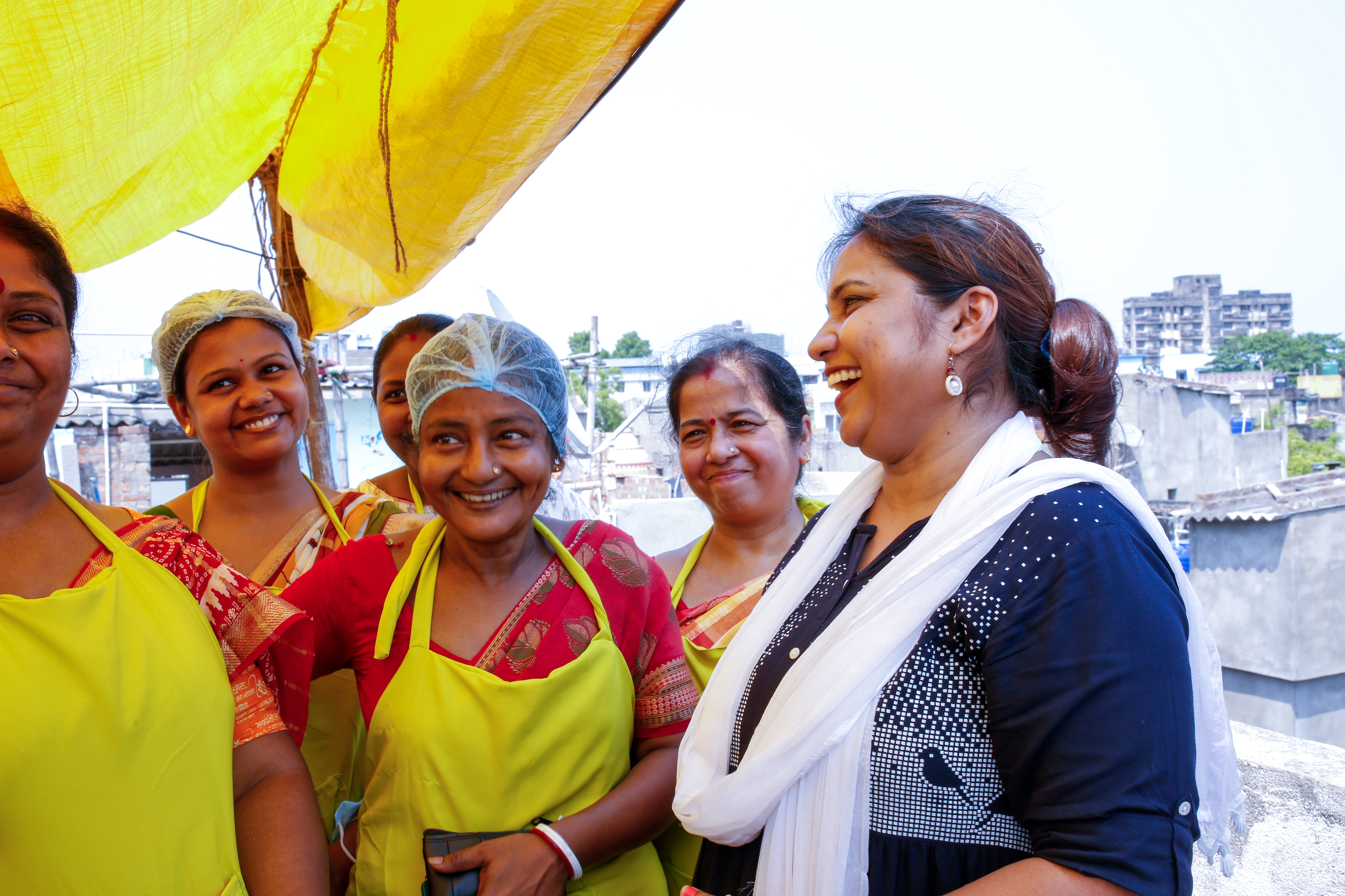 En grupp kvinnor ler och skrattar tillsammans. 